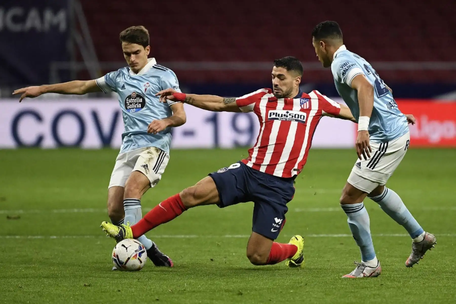 El centrocampista español del Celta Vigo Denis Suárez y el defensor español del Celta Vigo Jeison Murillo desafían al delantero uruguayo del Atlético de Madrid Luis Suárez durante el partido de fútbol de la liga española entre el Club Atlético de Madrid y el RC Celta de Vigo en el estadio Wanda Metropolitano de Madrid el 8 de febrero de 2021. Foto: AFP