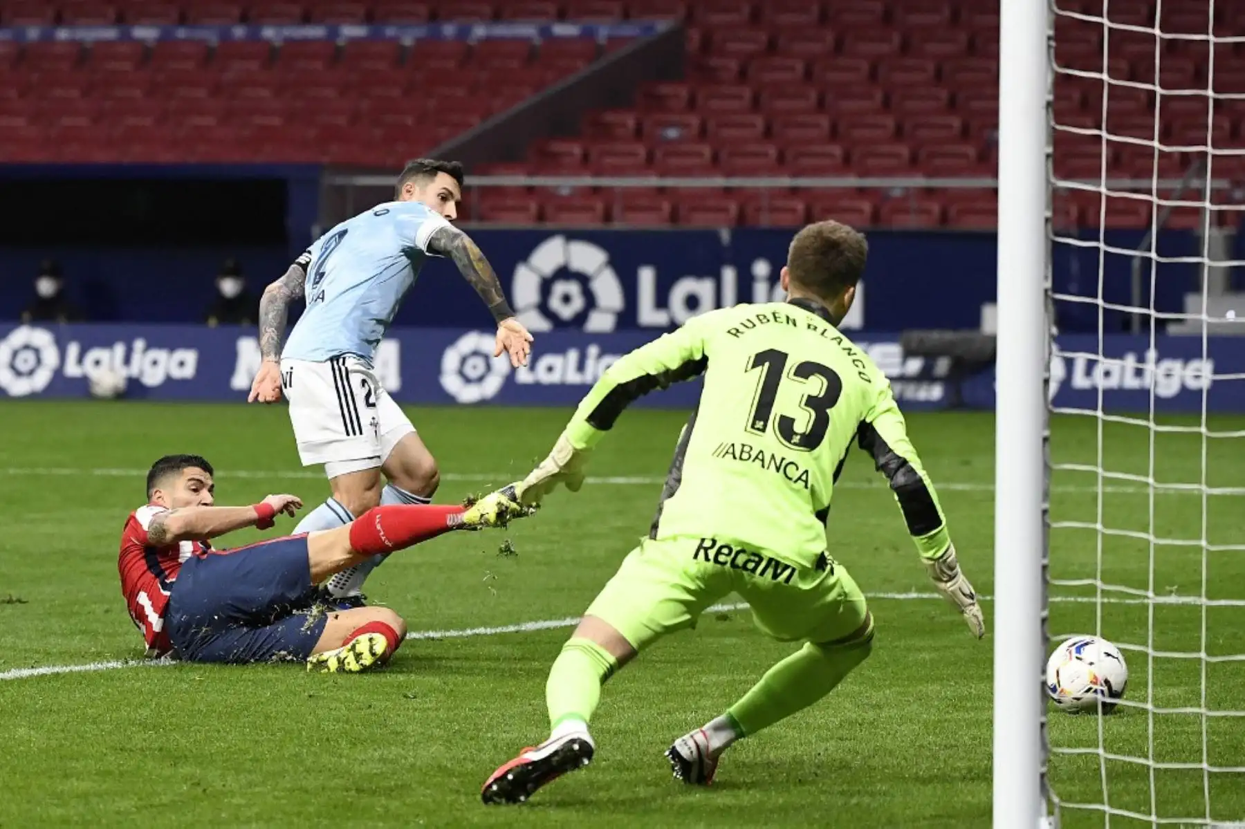 El delantero uruguayo del Atlético de Madrid Luis Suárez marca un gol durante el partido de fútbol de la liga española entre el Club Atlético de Madrid y el RC Celta de Vigo en el estadio Wanda Metropolitano de Madrid el 8 de febrero de 2021. Foto: AFP