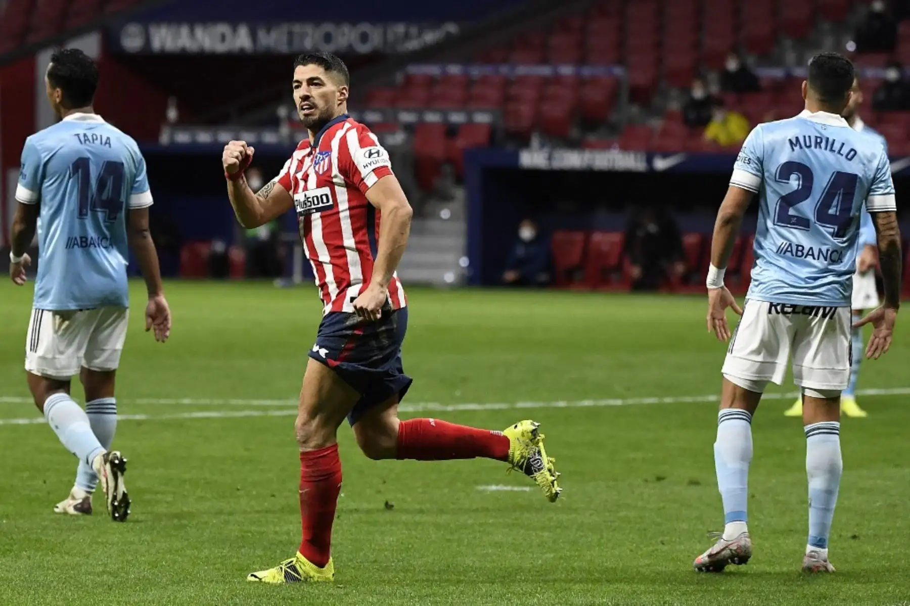 El delantero uruguayo del Atlético de Madrid Luis Suárez celebra tras marcar un gol durante el partido de fútbol de la liga española entre el Club Atlético de Madrid y el RC Celta de Vigo en el estadio Wanda Metropolitano de Madrid el 8 de febrero de 2021. Foto: AFP