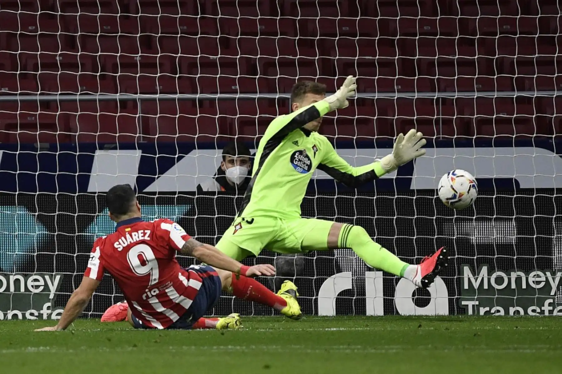 El delantero uruguayo del Atlético de Madrid Luis Suárez anota un segundo gol durante el partido de fútbol de la liga española entre el Club Atlético de Madrid y el RC Celta de Vigo en el estadio Wanda Metropolitano de Madrid el 8 de febrero de 2021. Foto: AFP
