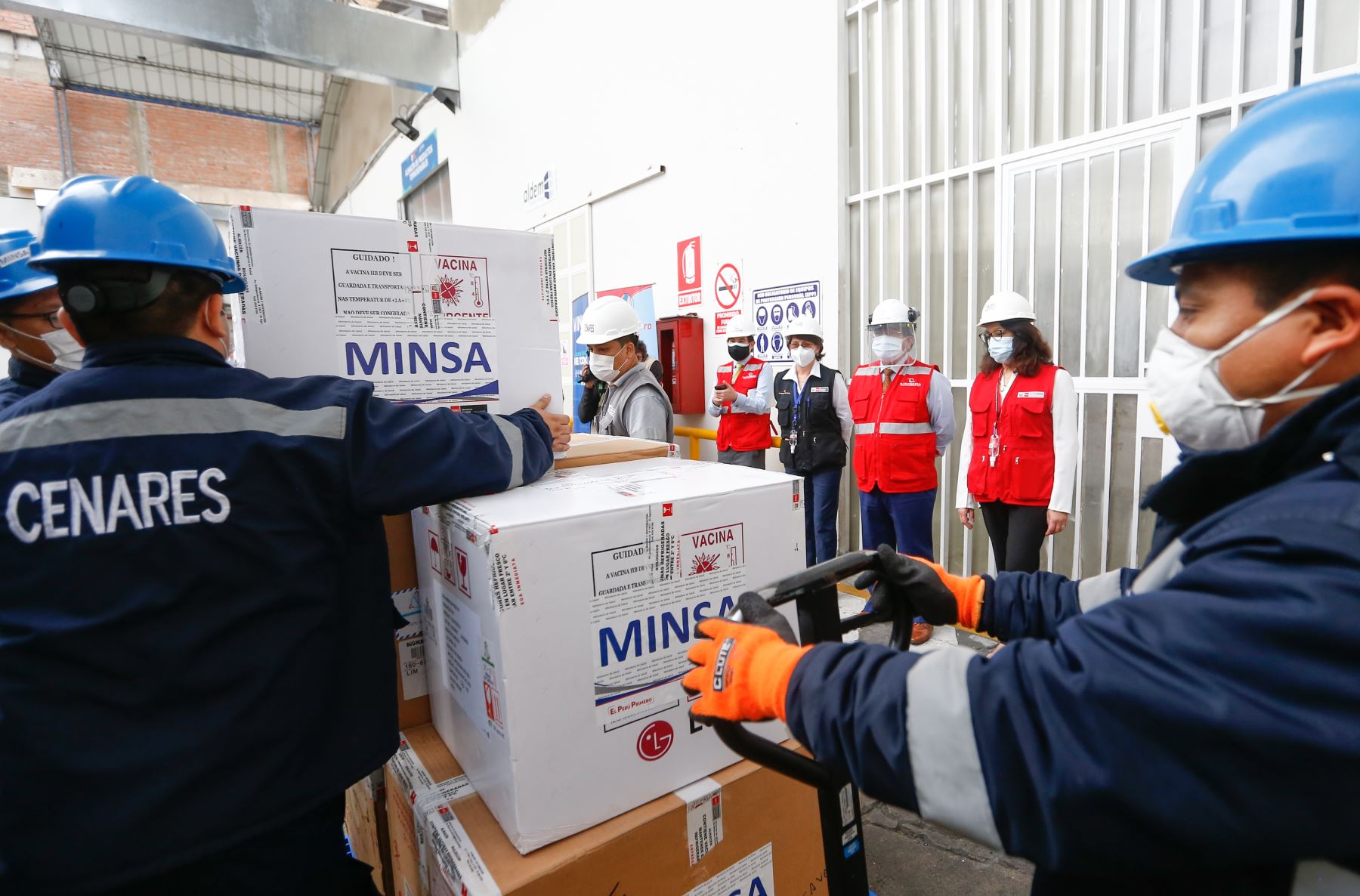 Ministra Pilar Mazzetti supervisó el almacenamiento, empaque e inicio de la distribución del primer lote de vacunas contra la covid-19. Foto: Minsa