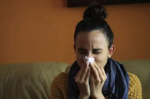 Las señales más frecuentes de contagio por coronavirus (Sars-Cov2), que están apareciendo en esta segunda ola son el dolor de garganta, presencia de una pequeña carraspera, escalofríos leves y calentura; y con la nueva variante del virus, inclusive hay diarrea, informó el infectólogo del INS, Manuel Espinoza. Foto: ANDINA/Andina