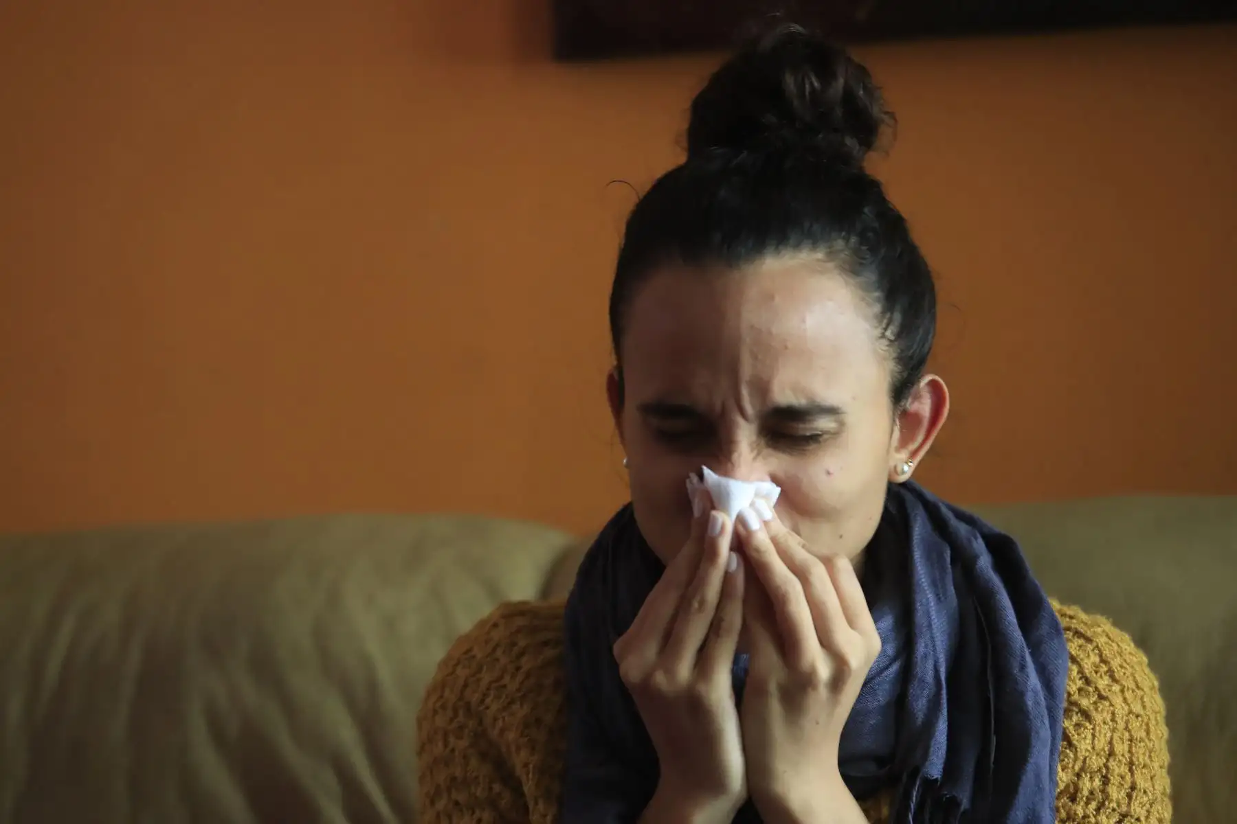 Las señales más frecuentes de contagio por coronavirus (Sars-Cov2), que están apareciendo en esta segunda ola son el dolor de garganta, presencia de una pequeña carraspera, escalofríos leves y calentura; y con la nueva variante del virus, inclusive hay diarrea, informó el infectólogo del INS, Manuel Espinoza. Foto: ANDINA/Andina