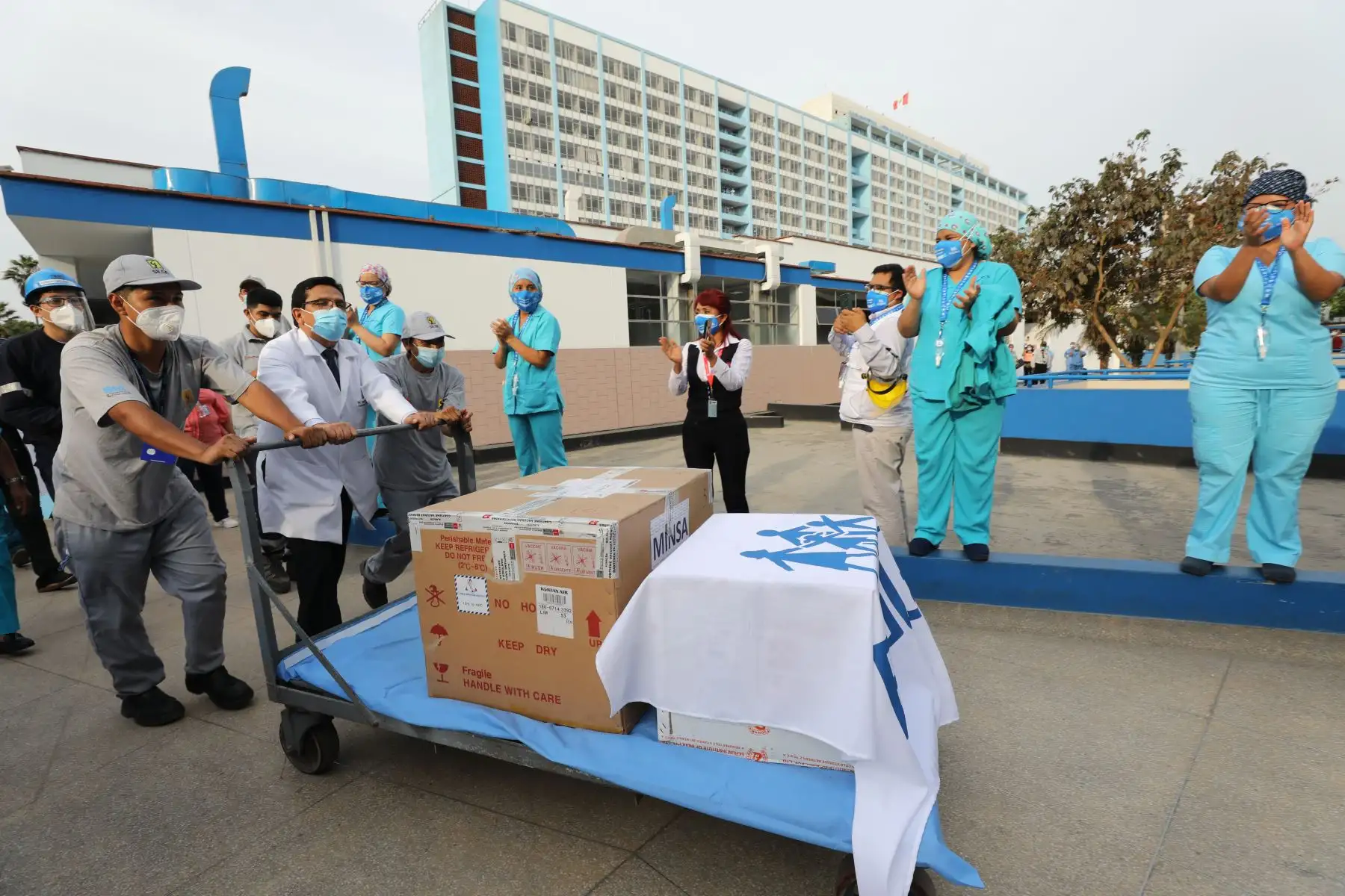 Redes Prestacionales de Lima reciben lote de vacunas contra el Covid-19.
Foto: Essalud