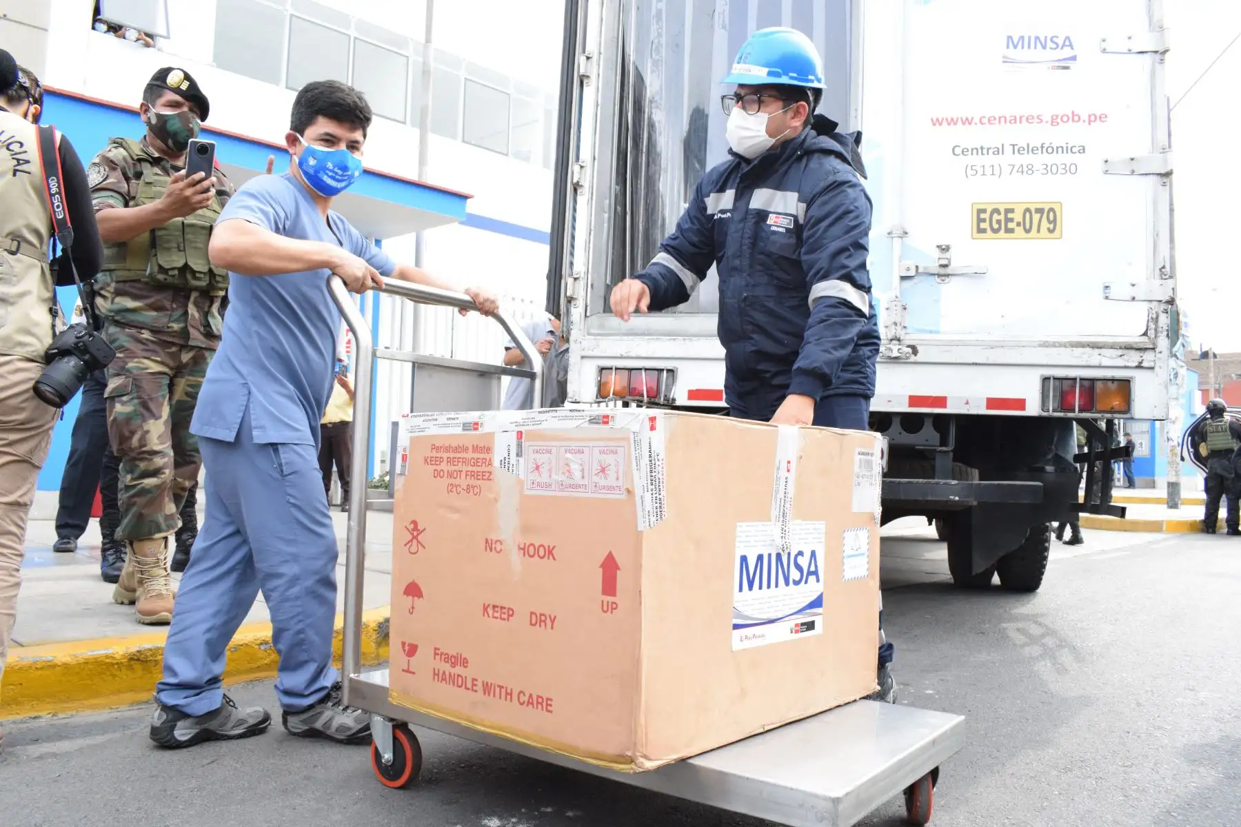 Redes Prestacionales de Lima reciben lote de vacunas contra el Covid-19.
Foto: Essalud
