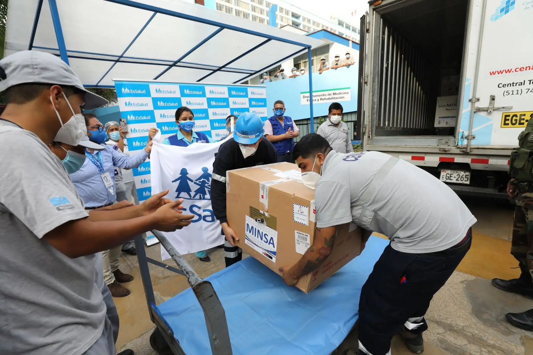 Redes Prestacionales de Lima reciben lote de vacunas contra el Covid-19.
Foto: Essalud