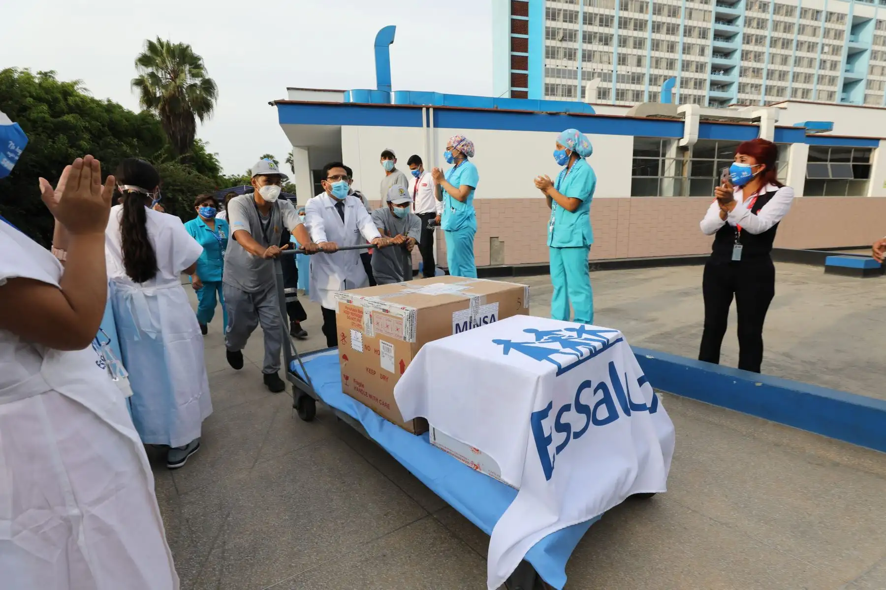 Redes Prestacionales de Lima reciben lote de vacunas contra el Covid-19.
Foto: Essalud