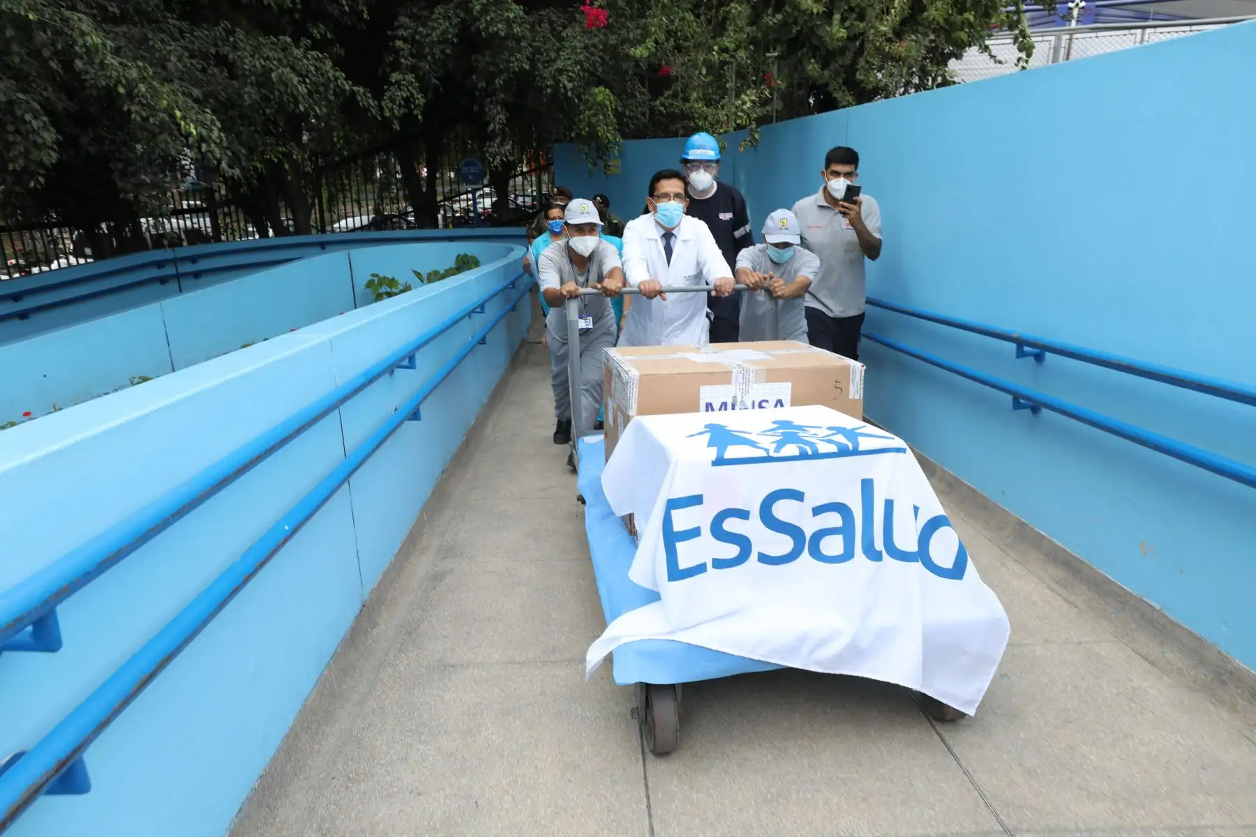 Redes Prestacionales de Lima reciben lote de vacunas contra el Covid-19.
Foto: Essalud