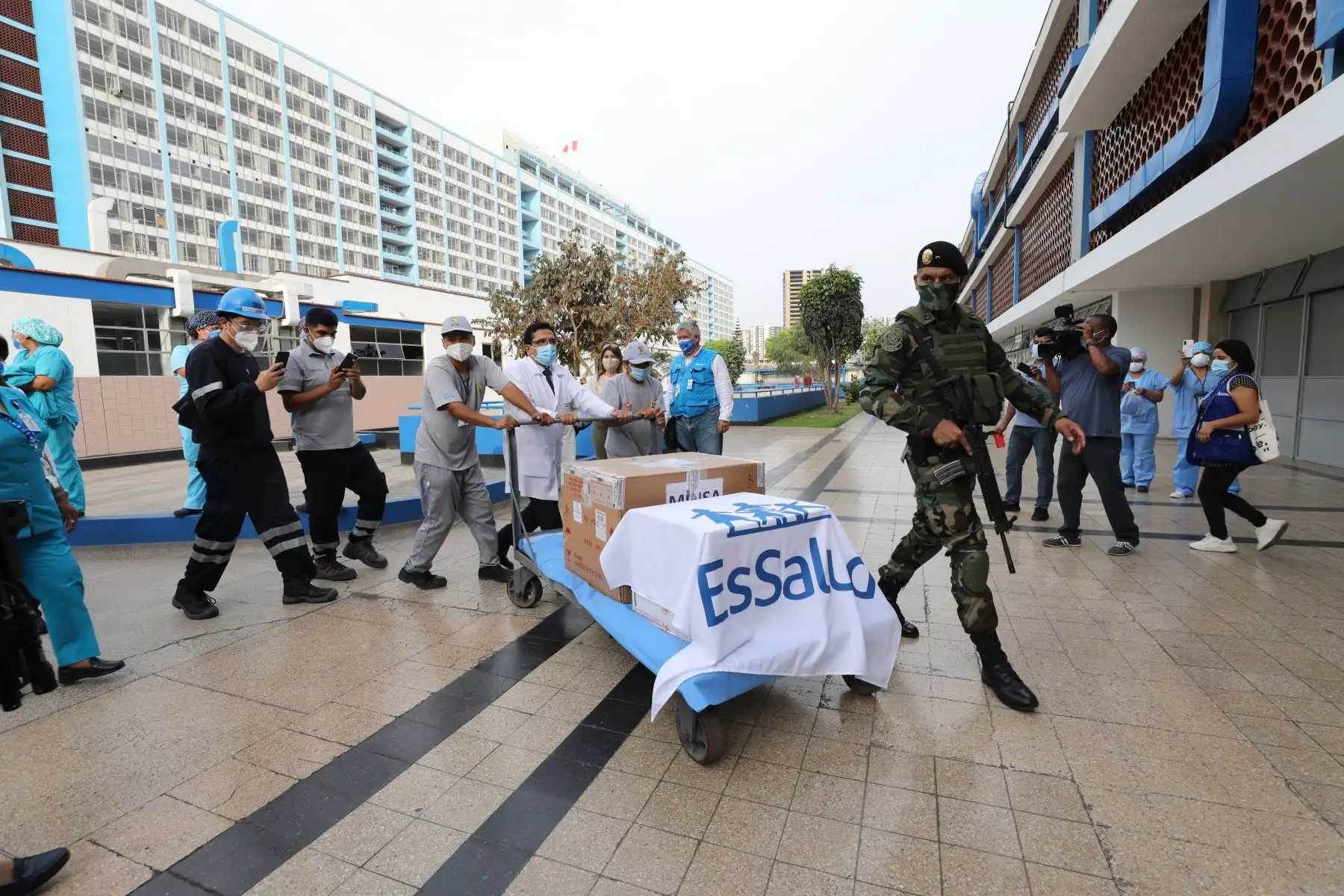 Redes Prestacionales de Lima reciben lote de vacunas contra el Covid-19.
Foto: Essalud