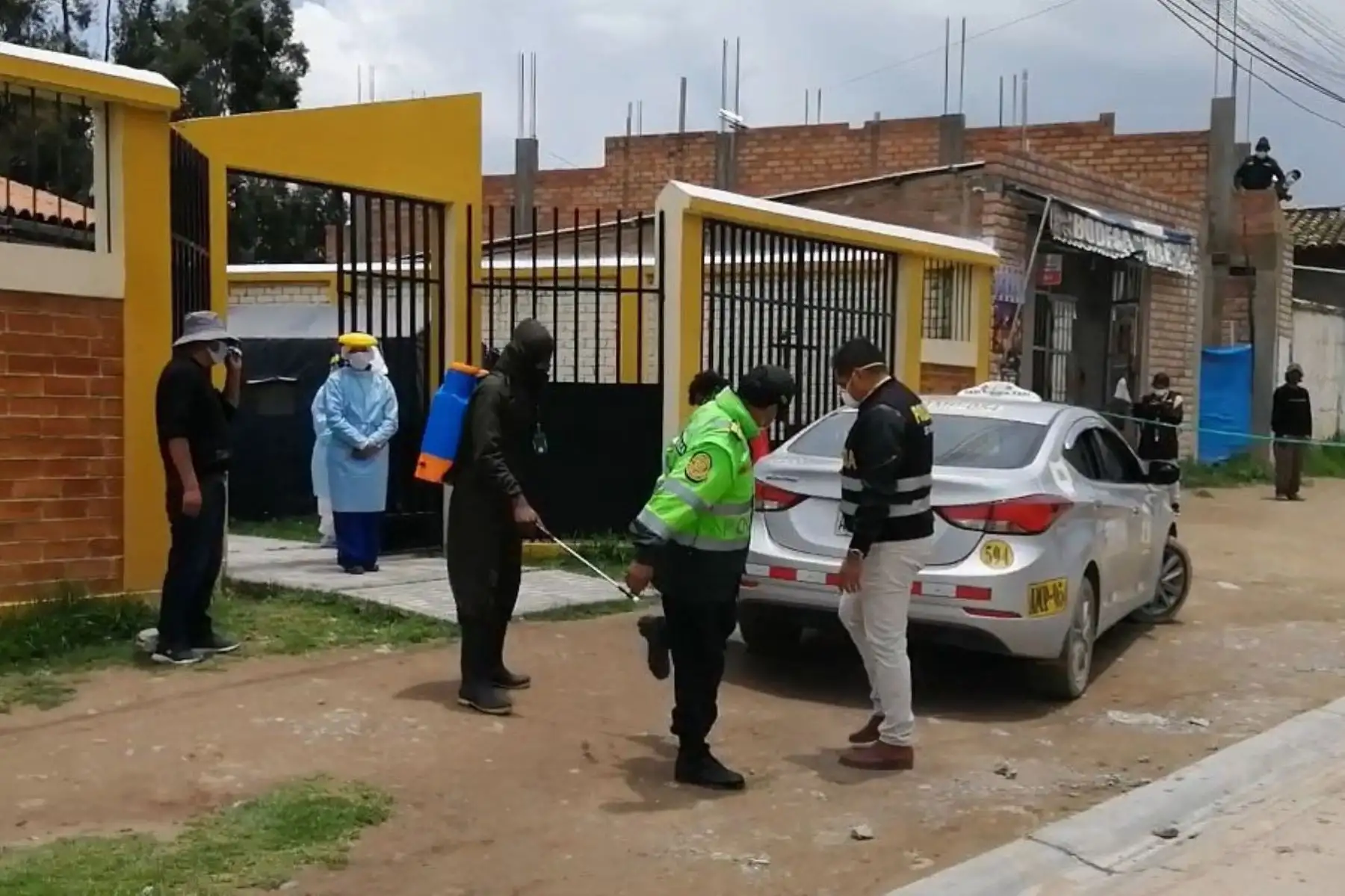 Vehículo que trasladaba a paciente covid-19 hacia el centro de salud de Huari, al sur de Huancayo.