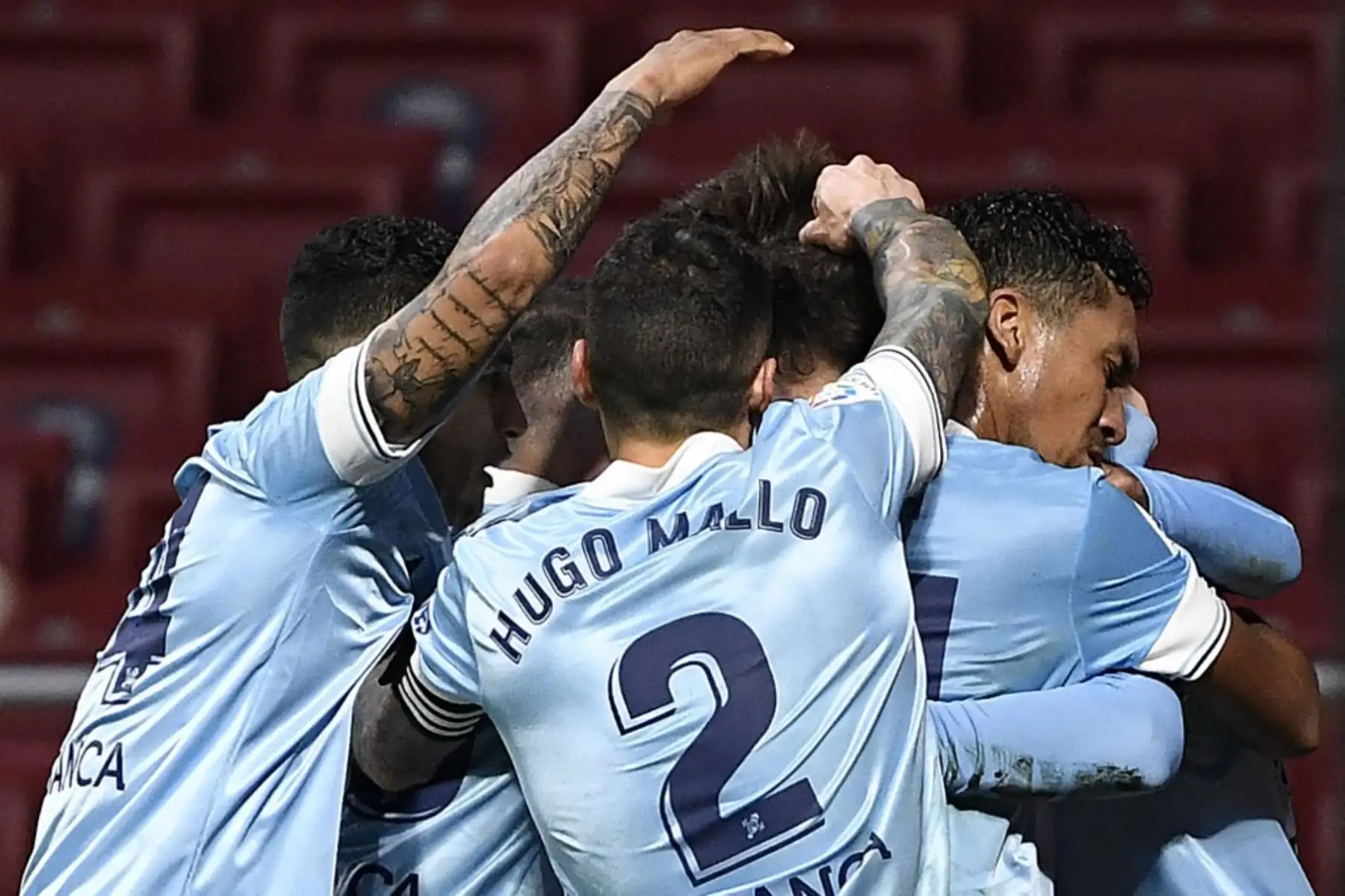 Los jugadores del Celta de Vigo celebran su segundo gol durante el partido de fútbol de la liga española entre el Club Atlético de Madrid y el RC Celta de Vigo en el estadio Wanda Metropolitano de Madrid el 8 de febrero de 2021. Foto: AFP