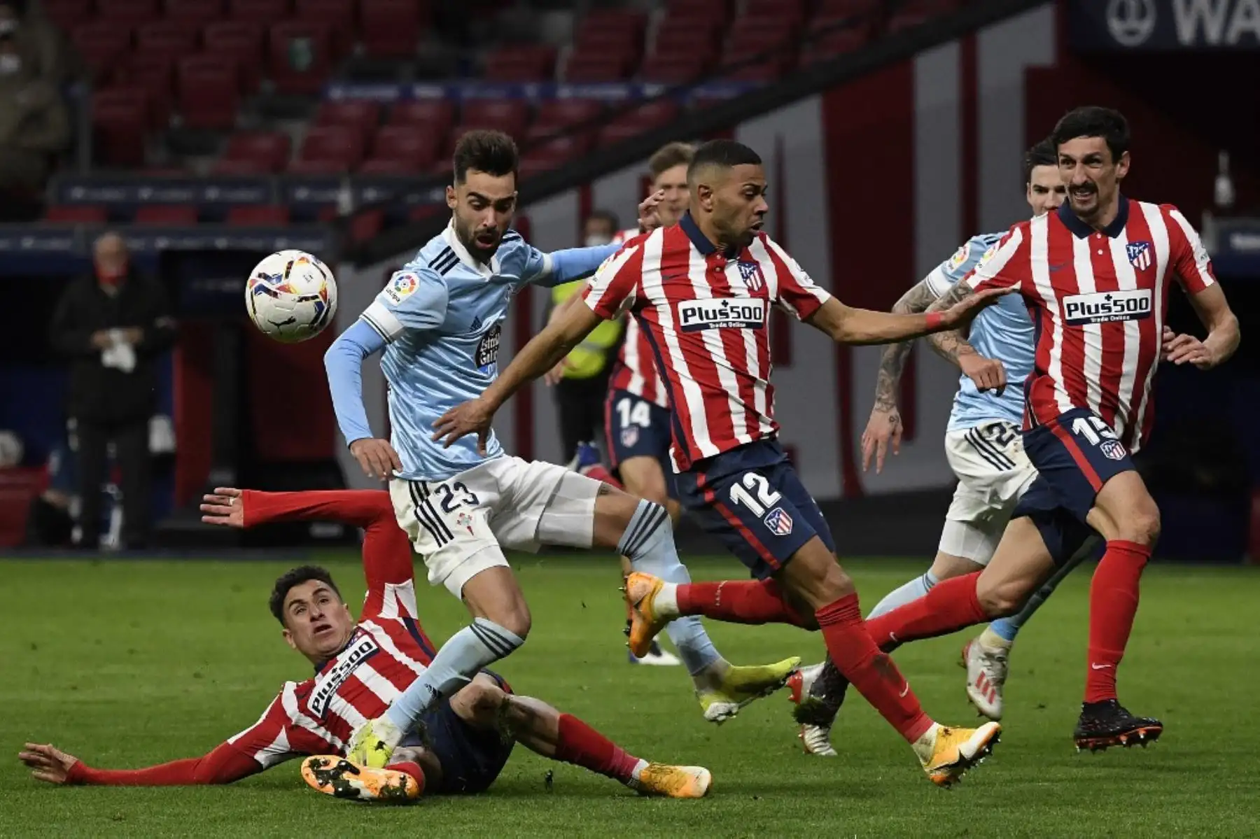 El centrocampista español del Celta Vigo Brais Méndez desafía al defensor uruguayo del Atlético de Madrid José Giménez, al defensor brasileño del Atlético de Madrid Renan Lodi y al defensor montenegrino del Atlético de Madrid Stefan Savic durante el partido de fútbol de la liga española entre el club Atlético de Madrid y RC Celta de Vigo en el estadio Wanda Metropolitano de Madrid. Foto: AFP