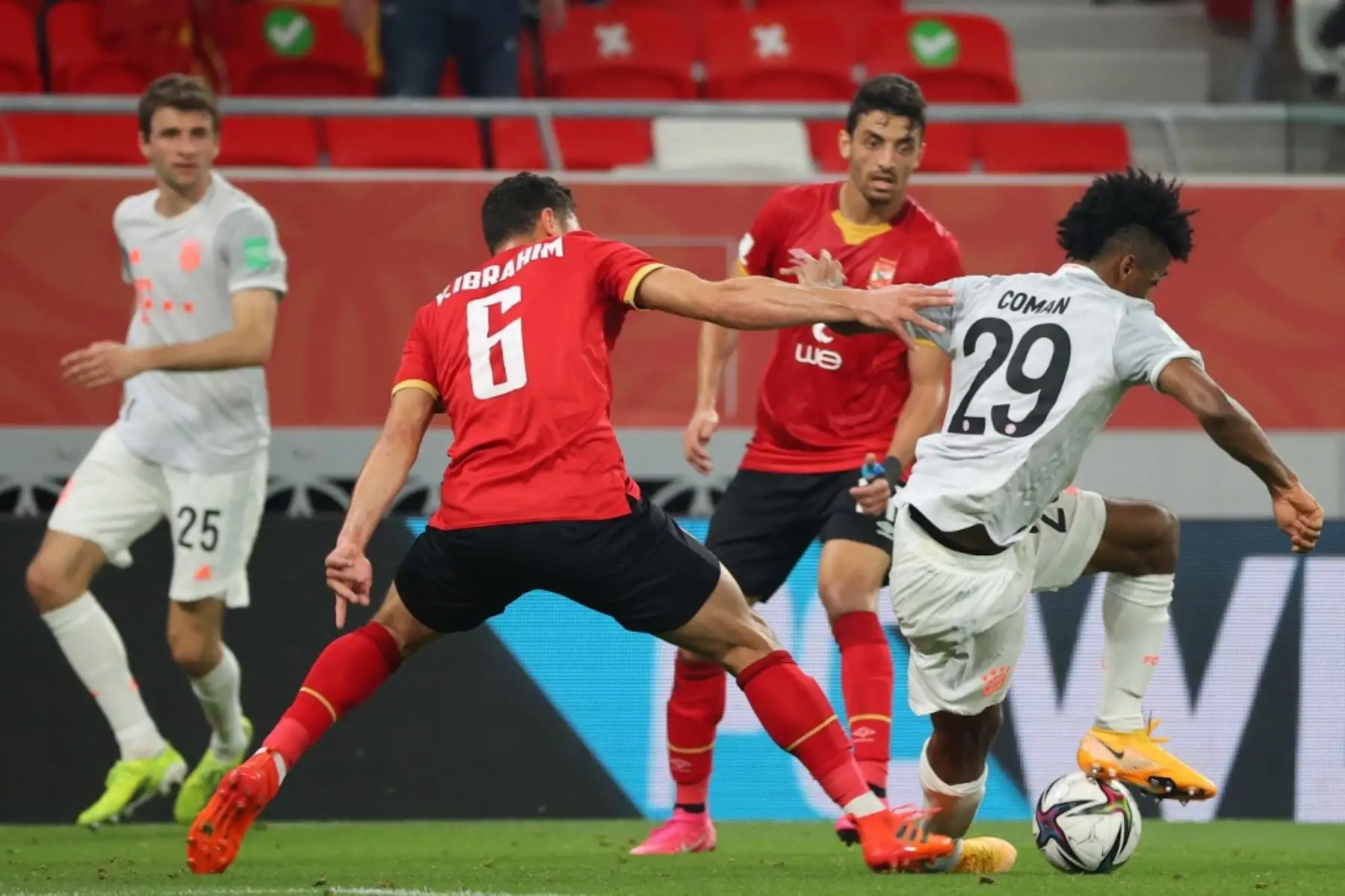 El delantero francés del Bayern de Múnich Kingsley Coman está marcado por el defensor del Ahly Yasser Ibrahim durante la Copa Mundial de Clubes de la FIFA semifinal del partido de fútbol entre el Al-Ahly de Egipto y el Bayern de Múnich de Alemania en el estadio Ahmed bin Ali en la ciudad de Qatar Ar-Rayyan. Foto: AFP