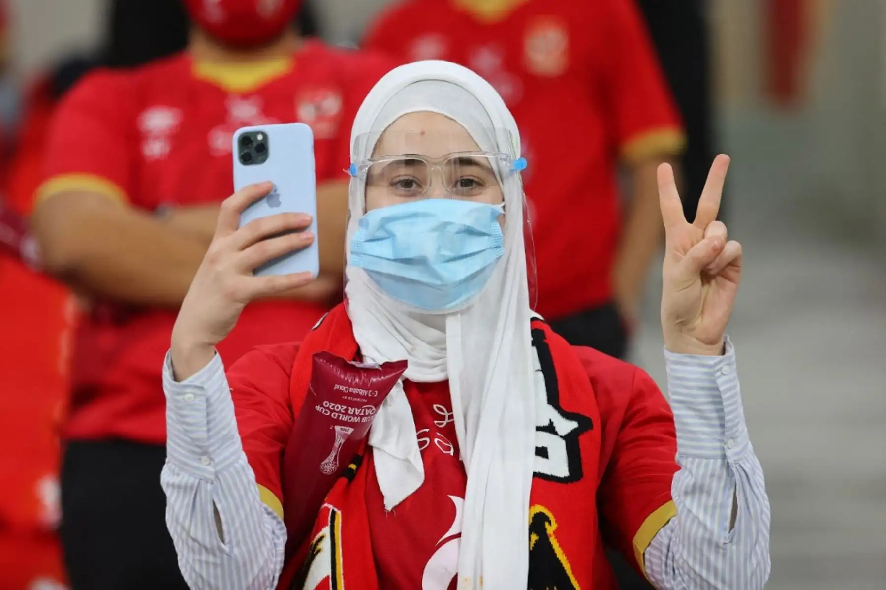Un aficionado del Aly toma asiento antes de la semifinal de la Copa Mundial de Clubes de la FIFA entre el Al-Ahly de Egipto y el Bayern de Múnich de Alemania en el Estadio Ahmed bin Ali de la ciudad qatarí de Ar-Rayyan. Foto: AFP