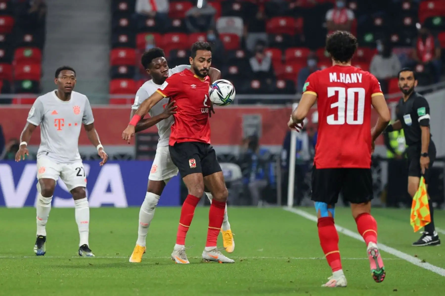 El delantero canadiense del Bayern Munich Alphonso Davies marca el delantero del Ahly Mahmoud Kahraba durante la Copa Mundial de Clubes de la FIFA semifinal del partido de fútbol entre el Al-Ahly de Egipto y el Bayern de Múnich de Alemania en el estadio Ahmed bin Ali en la ciudad qatarí de Ar- Rayyan. Foto: AFP