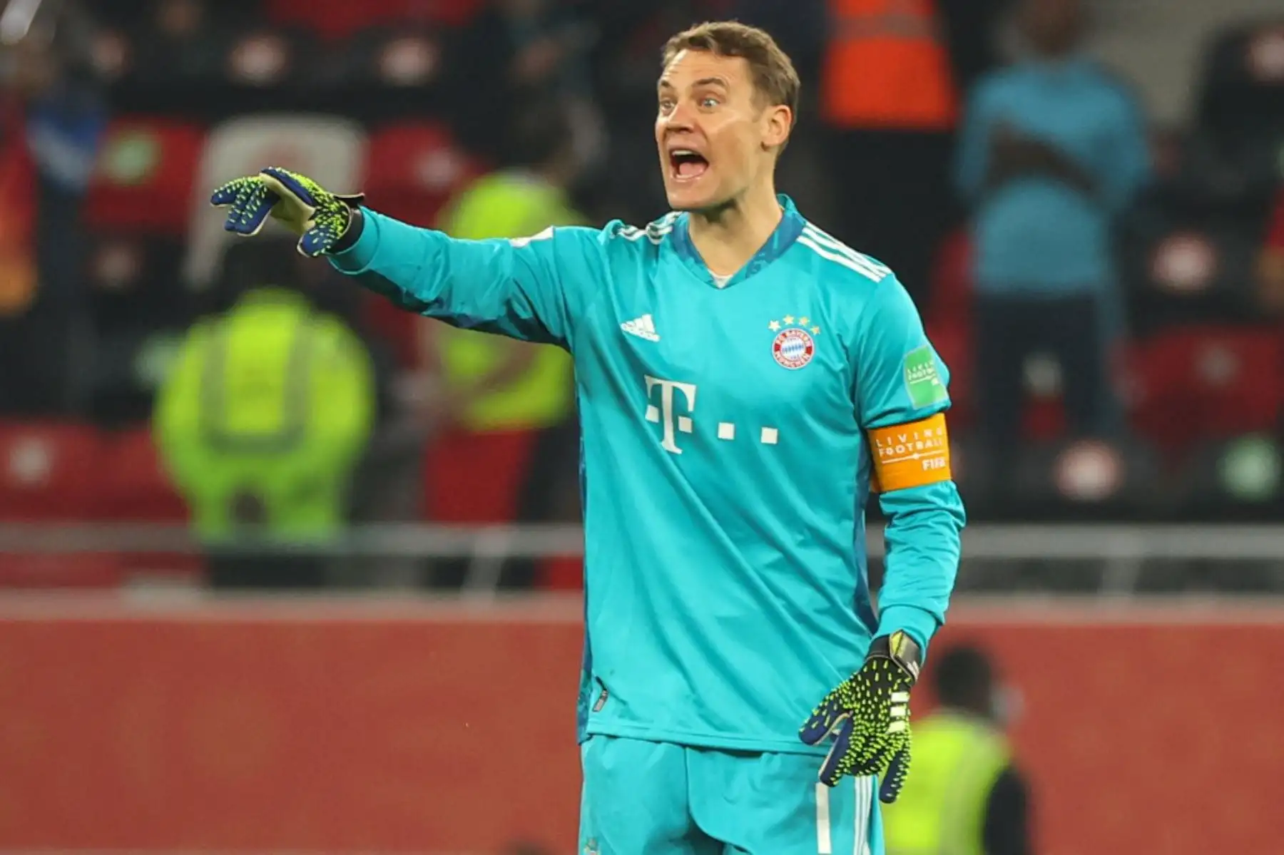 El portero alemán del Bayern Múnich, Manuel Neuer, habla con sus compañeros de equipo durante la semifinal de la Copa Mundial de Clubes de la FIFA entre el Al-Ahly de Egipto y el Bayern de Múnich de Alemania en el Estadio Ahmed bin Ali en la ciudad qatarí de Ar-Rayyan. Foto: AFP