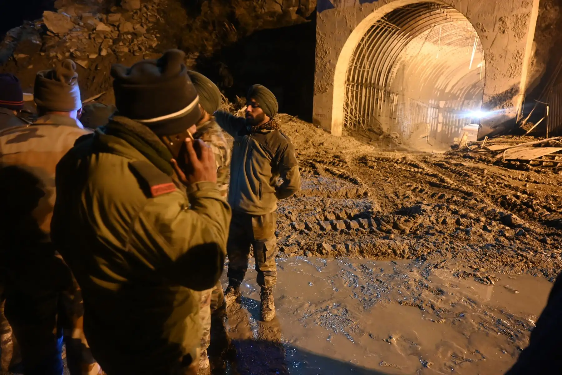 El ejército indio y los equipos de rescate se encuentran fuera de la entrada de un túnel bloqueado con barro y escombros durante las operaciones de rescate en Tapovan del distrito de Chamoli, luego de una inundación repentina que se cree que fue causada cuando un glaciar estalló.
Foto: AFP