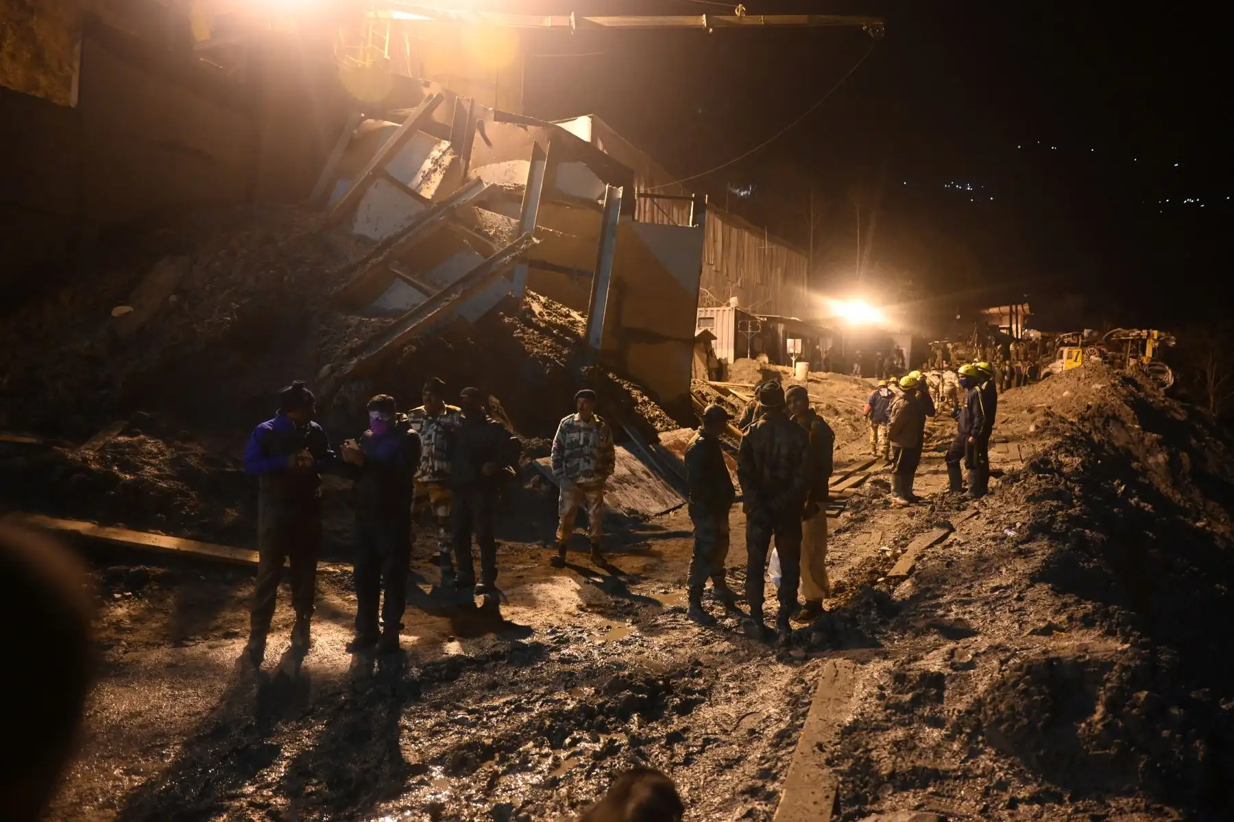 El ejército indio y los equipos de rescate se encuentran fuera de la entrada de un túnel bloqueado con barro y escombros durante las operaciones de rescate en Tapovan del distrito de Chamoli, luego de una inundación repentina que se cree que fue causada cuando un glaciar estalló.
Foto: AFP