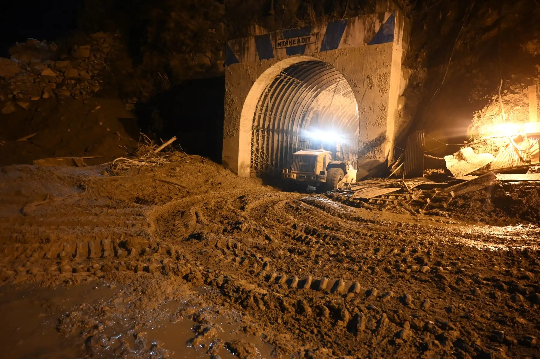 Una excavadora y equipos de rescate trabajan de noche en la entrada de un túnel bloqueado con lodo y escombros durante las operaciones de rescate en Tapovan del distrito de Chamoli, luego de una inundación repentina que se cree que fue causada cuando un glaciar estalló .
Foto: AFP