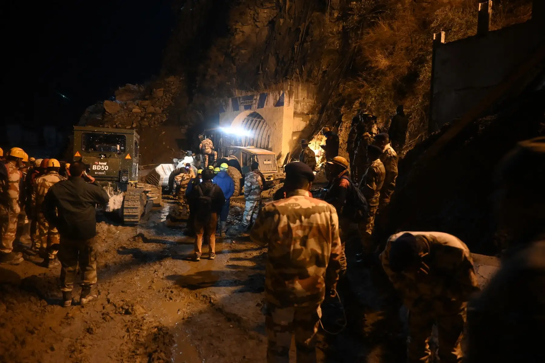 El ejército indio y los equipos de rescate se encuentran fuera de la entrada de un túnel bloqueado con barro y escombros durante las operaciones de rescate en Tapovan del distrito de Chamoli, luego de una inundación repentina que se cree que fue causada cuando un glaciar estalló.
Foto: AFP