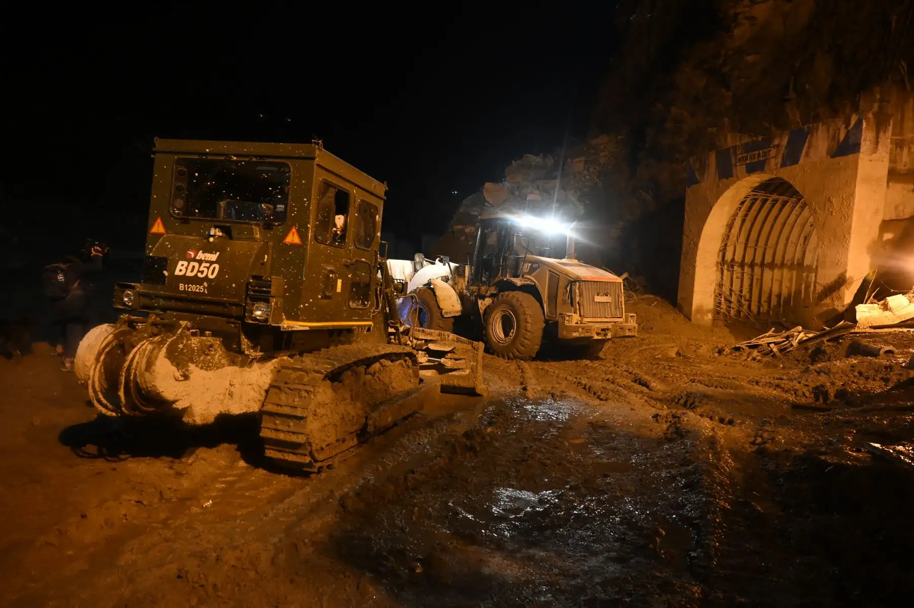 El ejército indio y los equipos de rescate se encuentran fuera de la entrada de un túnel bloqueado con barro y escombros durante las operaciones de rescate en Tapovan del distrito de Chamoli,luego de una inundación repentina que se cree que fue causada cuando un glaciar estalló.
Foto: AFP