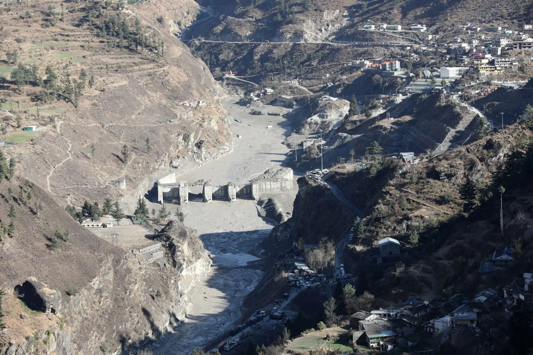Vista general de un área cercana al proyecto hidroeléctrico de Dhauliganga después de que se rompiera una parte del glaciar Nanda Devi, en la aldea de Reni en el distrito de Chamoli, Uttrakhand, India.
Foto: EFE