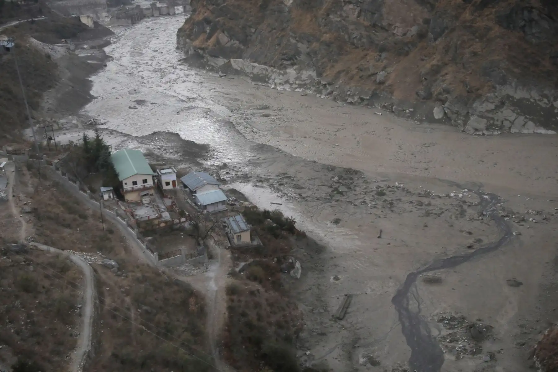 Vista general de un área cercana al proyecto hidroeléctrico de Dhauliganga después de que se rompiera una parte del glaciar Nanda Devi, en la aldea de Reni en el distrito de Chamoli, Uttrakhand, India.
Foto: EFE