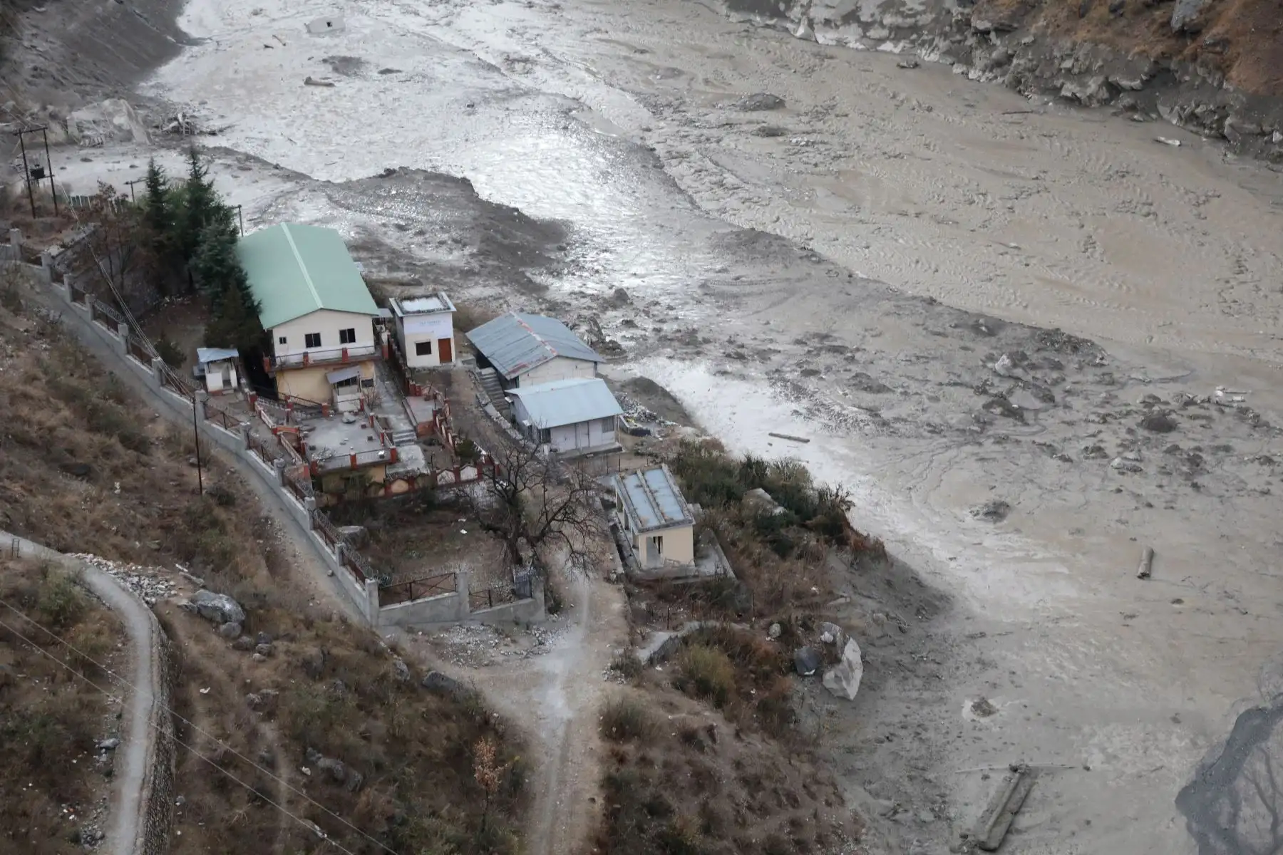 Vista general de un área cercana al proyecto hidroeléctrico de Dhauliganga después de que se rompiera una parte del glaciar Nanda Devi, en la aldea de Reni en el distrito de Chamoli, Uttrakhand, India.
Foto: EFE