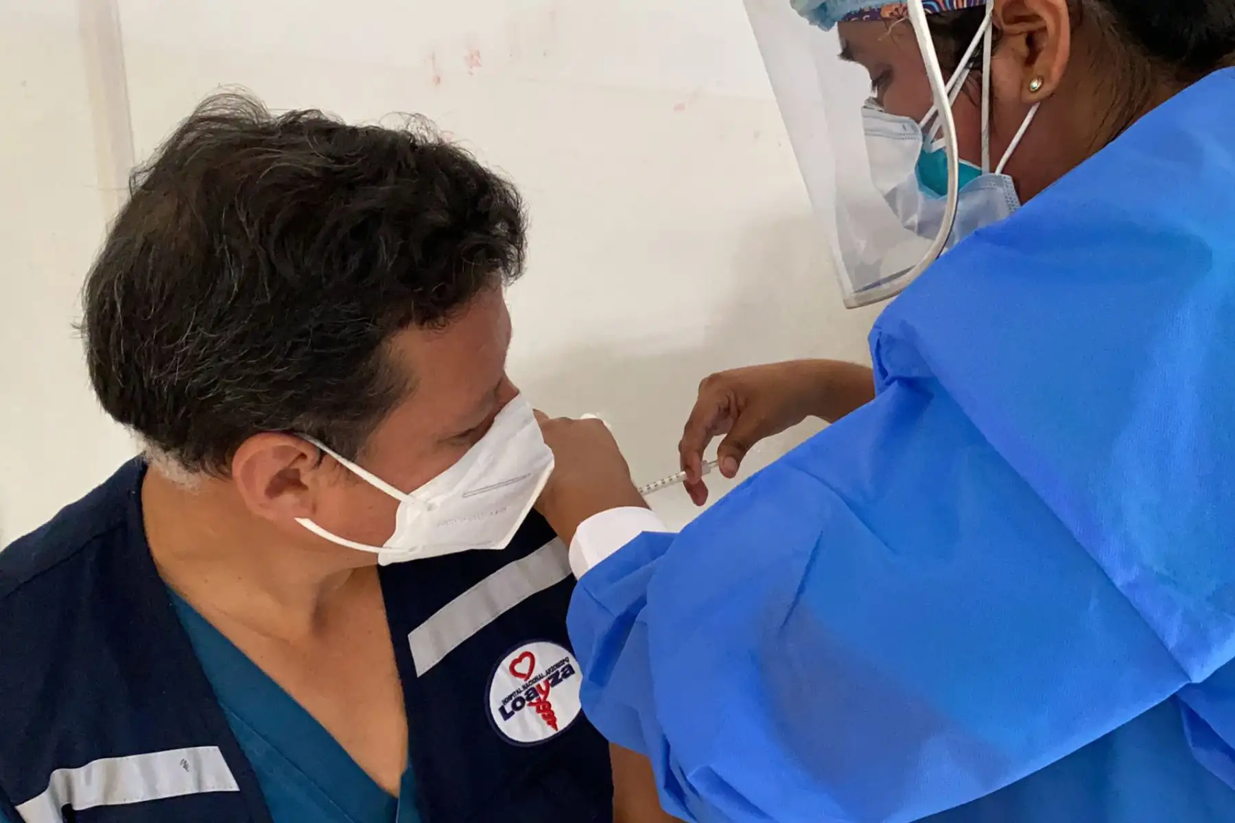 Son varios los casos de médicos intensivistas que han tenido que alquilar un hospedaje para vivir temporalmente durante la pandemia y evitar contagiar a sus familias. Foto: ANDINA/difusión.