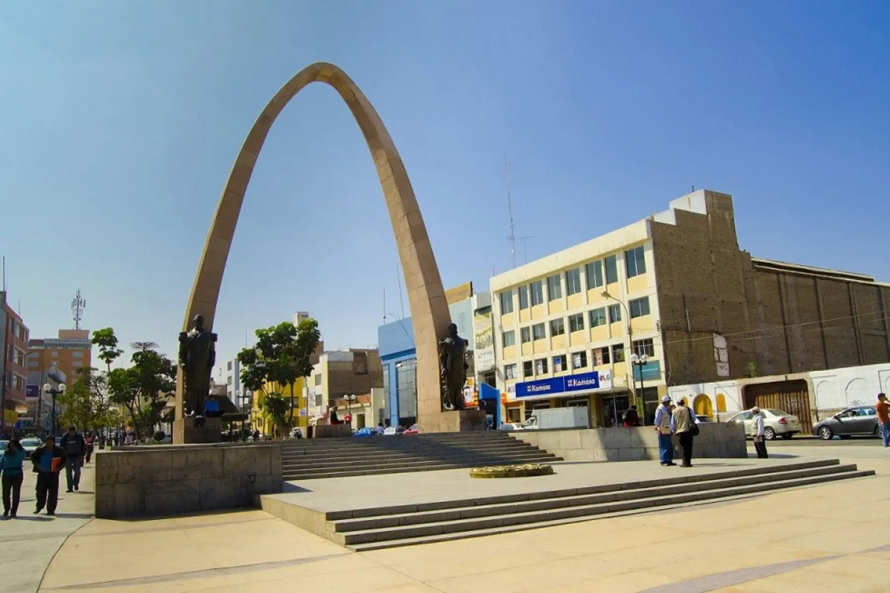 Visitar la región Tacna es deleitarse y admirar lugares que protagonizaron momentos cruciales en nuestra historia y que enaltecen el amor a la patria; escenarios naturales de singular belleza paisajística, importantes vestigios arqueológicos, deliciosa gastronomía y viñedos donde se producen exquisitos piscos y vinos, entre otros atractivos de la región más austral del Perú. ANDINA/Difusión