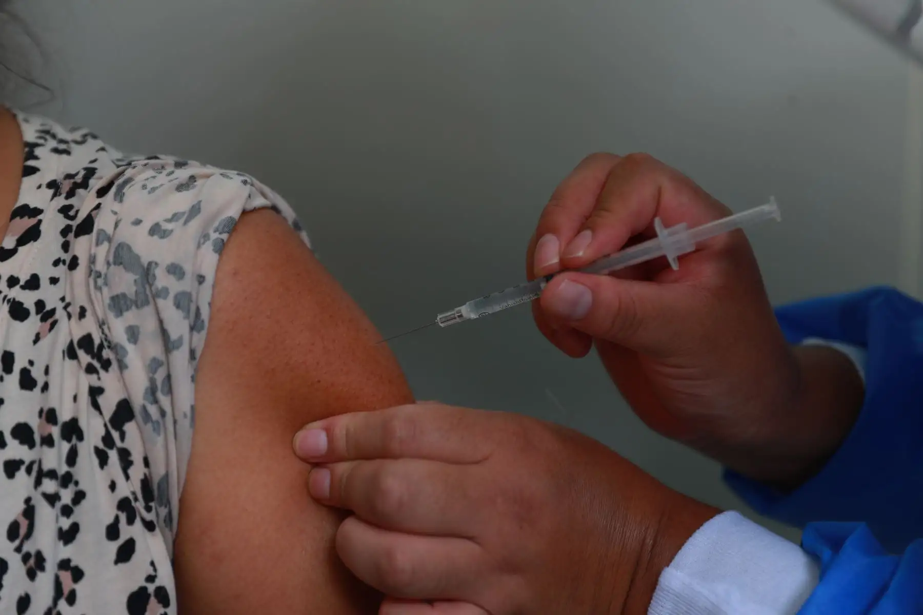 Un grupo de médicos del hospital San Bartolomé, en Lima, comenzó la inmunización contra el coronavirus Covid-19 del personal de salud que se encuentra en primera línea. Foto: ANDINA/ Carla Patiño
