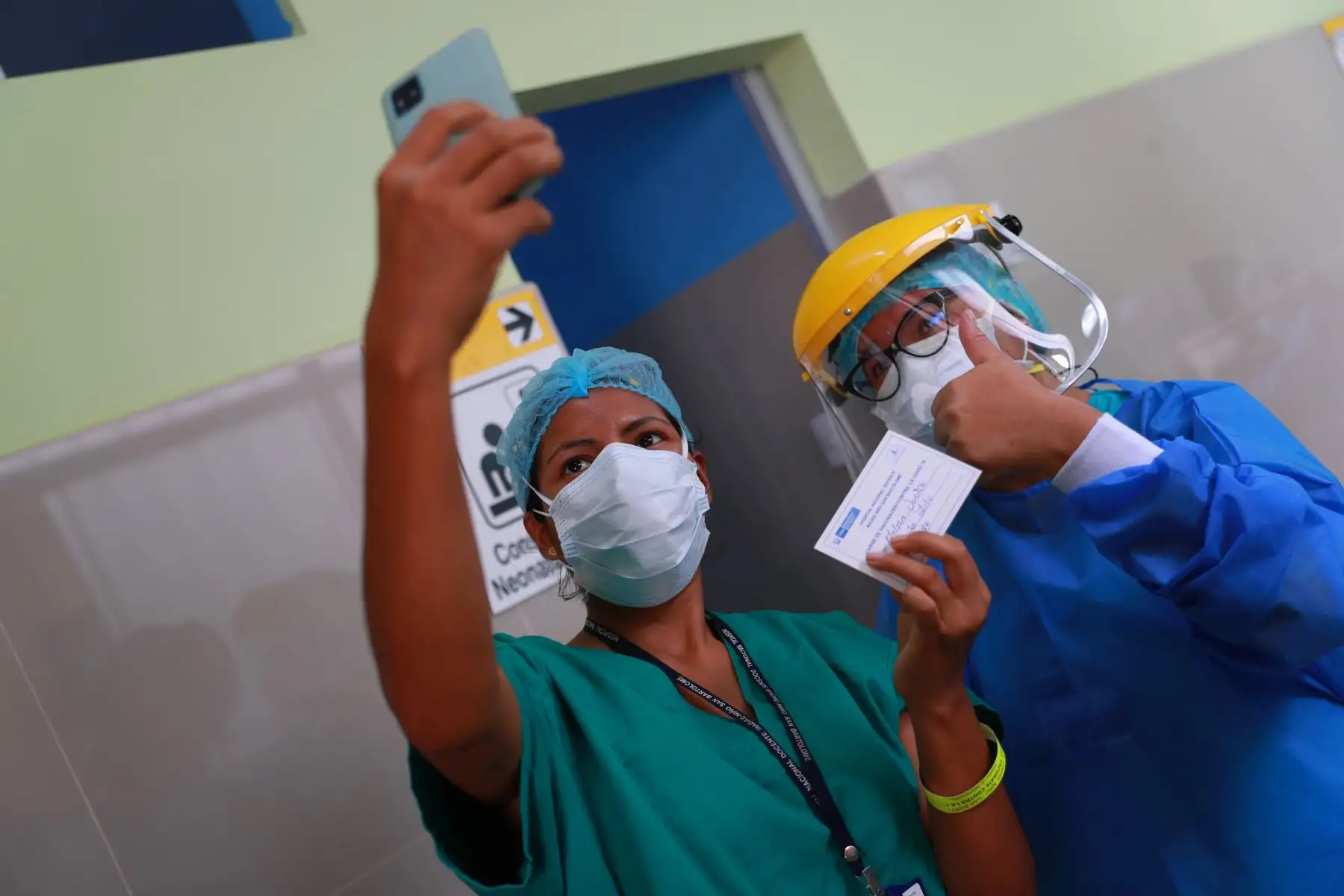 Un grupo de médicos del hospital San Bartolomé, en Lima, comenzó la inmunización contra el coronavirus Covid-19 del personal de salud que se encuentra en primera línea. Foto: ANDINA/ Carla Patiño