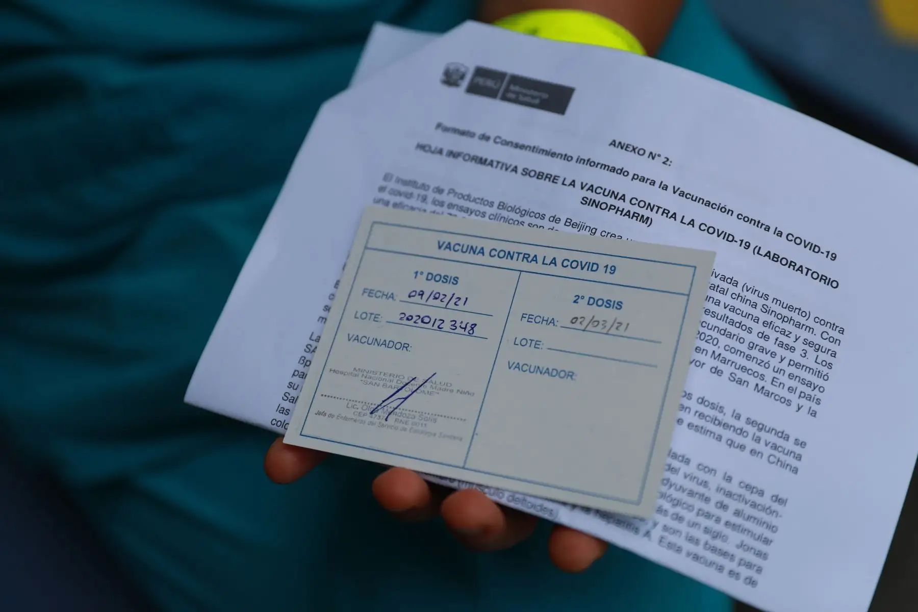 Un grupo de médicos del hospital San Bartolomé, en Lima, comenzó la inmunización contra el coronavirus Covid-19 del personal de salud que se encuentra en primera línea. Foto: ANDINA/ Carla Patiño