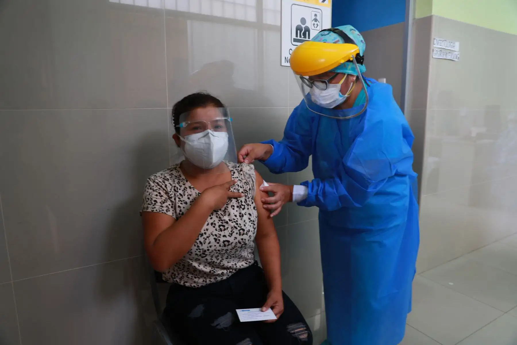 Un grupo de médicos del hospital San Bartolomé, en Lima, comenzó la inmunización contra el coronavirus Covid-19 del personal de salud que se encuentra en primera línea. Foto: ANDINA/ Carla Patiño