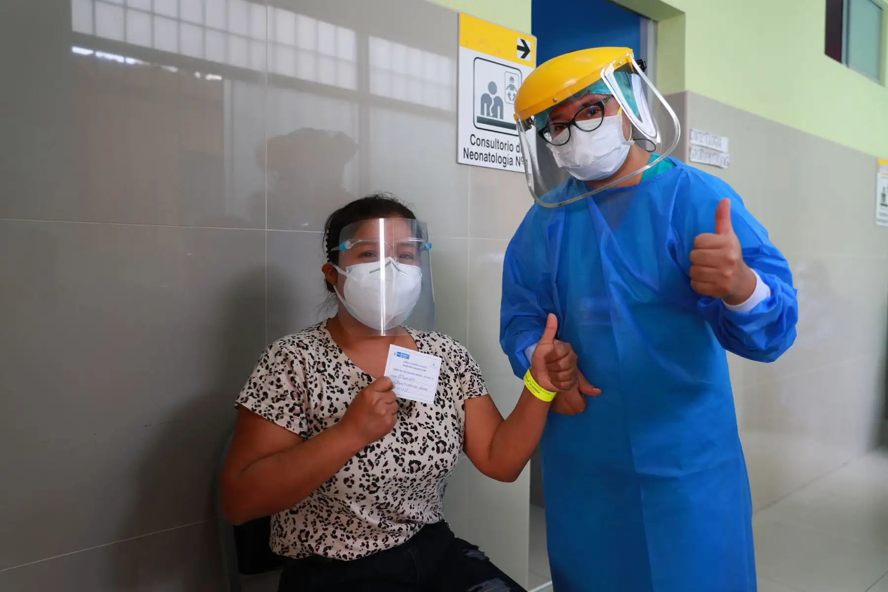 Un grupo de médicos del hospital San Bartolomé, en Lima, comenzó la inmunización contra el coronavirus Covid-19 del personal de salud que se encuentra en primera línea. Foto: ANDINA/ Carla Patiño