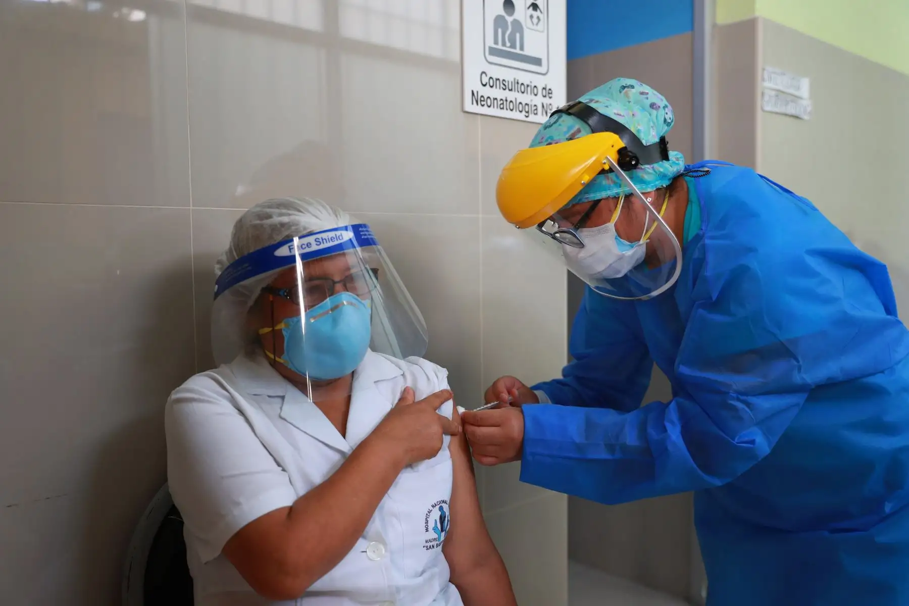 Un grupo de médicos del hospital San Bartolomé, en Lima, comenzó la inmunización contra el coronavirus Covid-19 del personal de salud que se encuentra en primera línea. Foto: ANDINA/ Carla Patiño