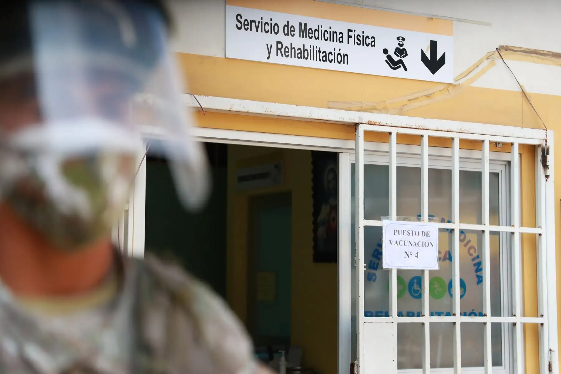 Un grupo de médicos del hospital San Bartolomé, en Lima, comenzó la inmunización contra el coronavirus Covid-19 del personal de salud que se encuentra en primera línea. Foto: ANDINA/ Carla Patiño
