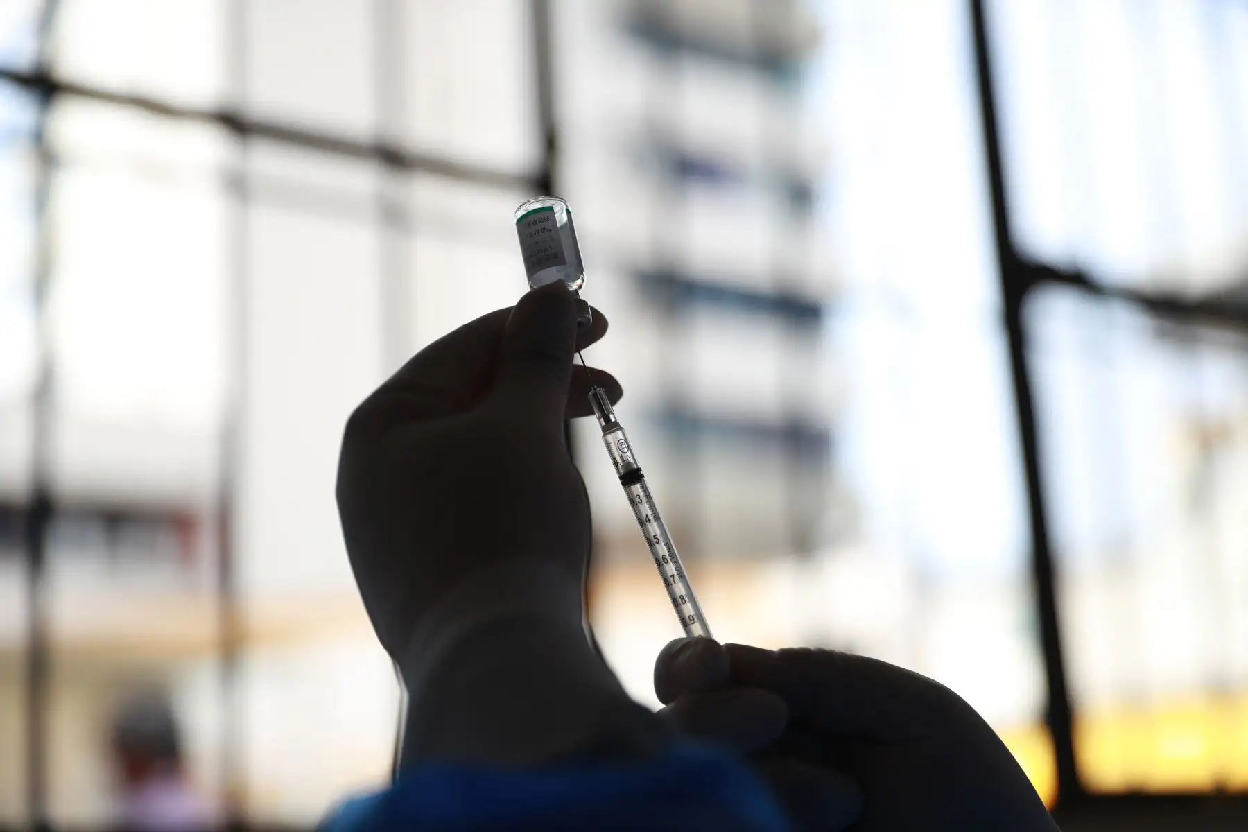 Un grupo de médicos del hospital San Bartolomé, en Lima, comenzó la inmunización contra el coronavirus Covid-19 del personal de salud que se encuentra en primera línea. Foto: ANDINA/ Carla Patiño