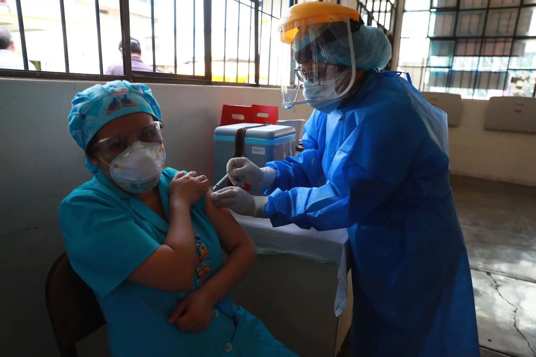Un grupo de médicos del hospital San Bartolomé, en Lima, comenzó la inmunización contra el coronavirus Covid-19 del personal de salud que se encuentra en primera línea. Foto: ANDINA/ Carla Patiño
