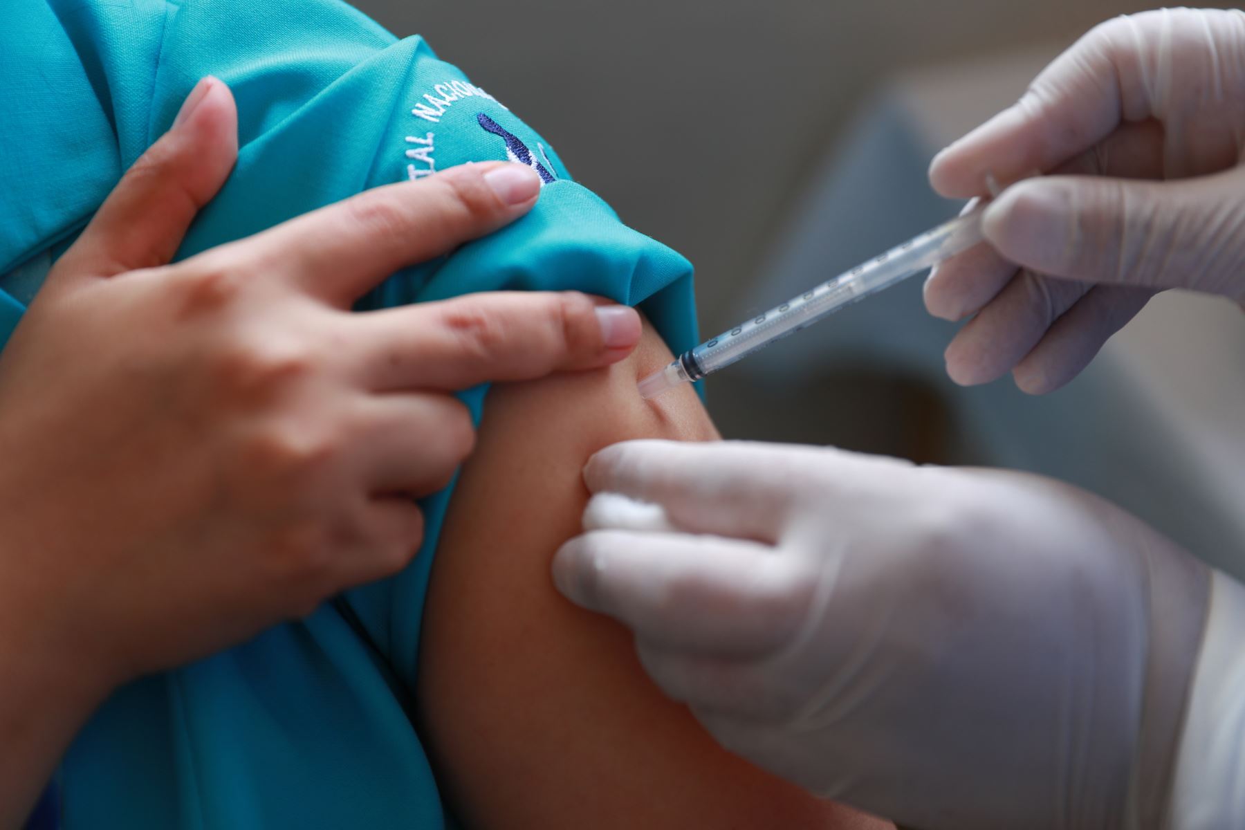Vacunación: son seguras, por eso los médicos estamos poniendo el hombro. Foto: ANDINA/Carla Patiño Ramírez.