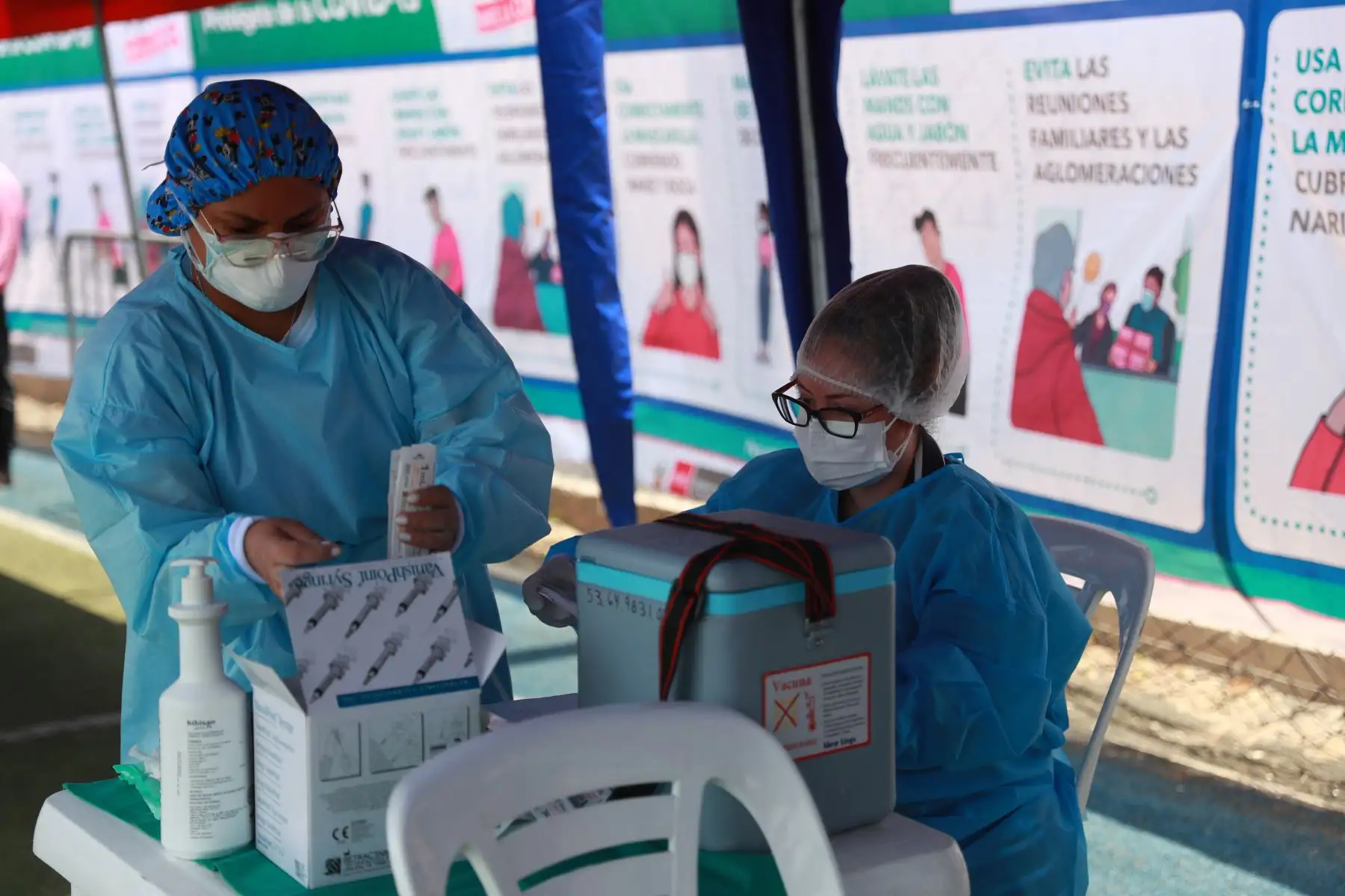 Gobierno Regional del Callao, a través de su Dirección Regional de Salud (Diresa), inició la vacunación del personal de salud de todos los hospitales de la Región contra la covid-19, quienes  se encuentran en la primera línea de atención de pacientes con esa enfermedad.

Foto: ANDINA/Carla Patiño Ramírez