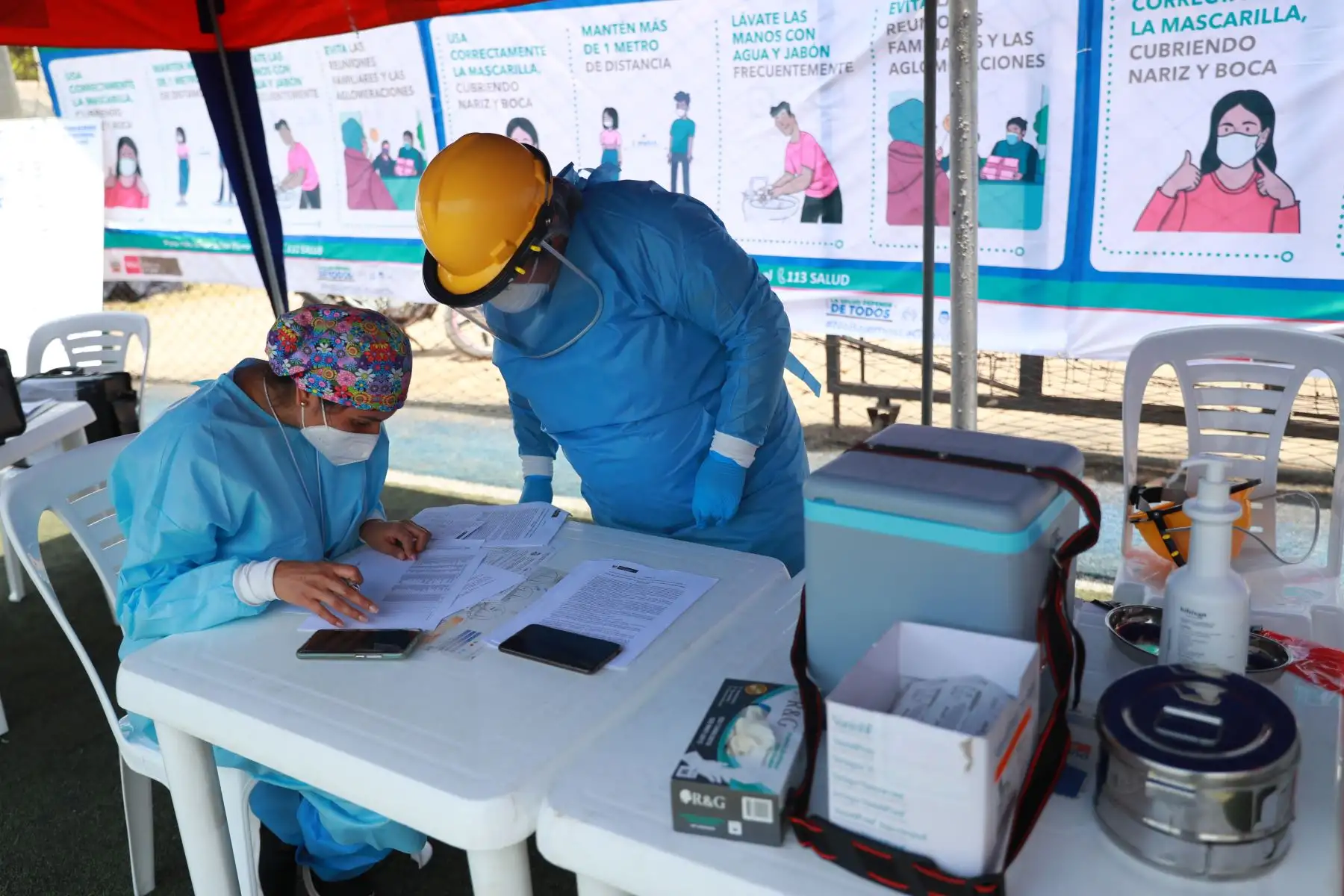 Gobierno Regional del Callao, a través de su Dirección Regional de Salud (Diresa), inició la vacunación del personal de salud de todos los hospitales de la Región contra la covid-19, quienes  se encuentran en la primera línea de atención de pacientes con esa enfermedad.

Foto: ANDINA/Carla Patiño Ramírez
