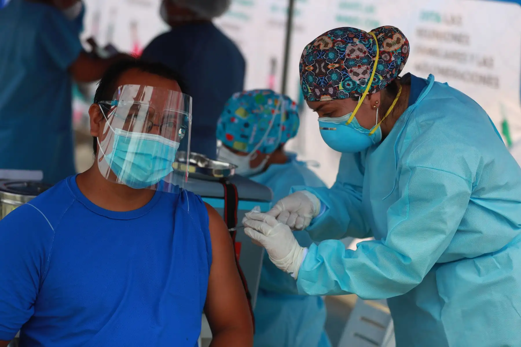 Gobierno Regional del Callao, a través de su Dirección Regional de Salud (Diresa), inició la vacunación del personal de salud de todos los hospitales de la Región contra la covid-19, quienes  se encuentran en la primera línea de atención de pacientes con esa enfermedad.

Foto: ANDINA/Carla Patiño Ramírez