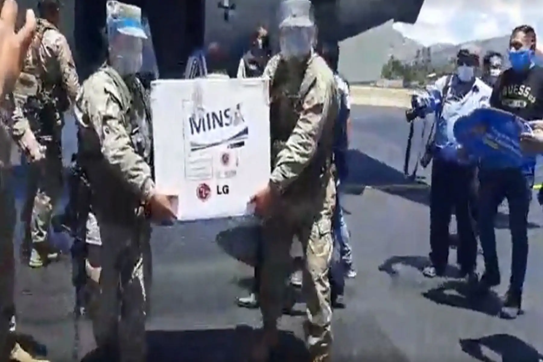 Personal del Ejército Peruano y la Policía Nacional resguardaron el traslado de vacunas al almacén de la Dirección Regional de Salud  (Diresa).