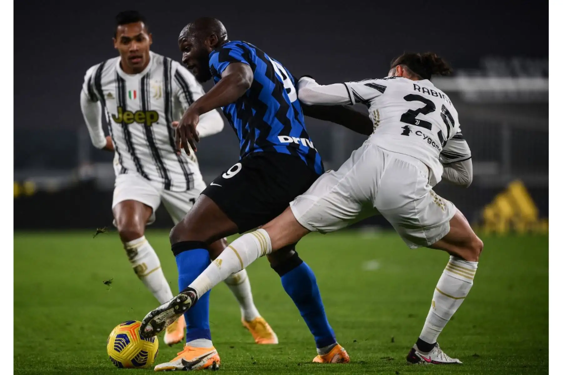 El centrocampista francés de la Juventus Adrien Rabiot aborda al delantero belga del Inter de Milán Romelu Lukaku durante el partido de vuelta de la semifinal de la Copa de Italia entre la Juventus de Turín y el Inter de Milán el 9 de febrero de 2021 en el estadio de la Juventus de Turín. Foto: AFP