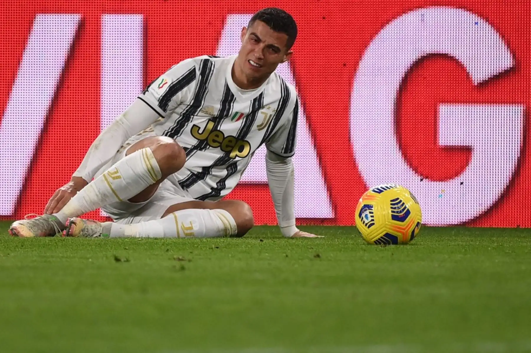 El delantero portugués de la Juventus, Cristiano Ronaldo, reacciona después de ser abordado durante el partido de vuelta de la semifinal de la Copa de Italia entre la Juventus de Turín y el Inter de Milán el 9 de febrero de 2021 en el estadio de la Juventus de Turín. Foto: AFP