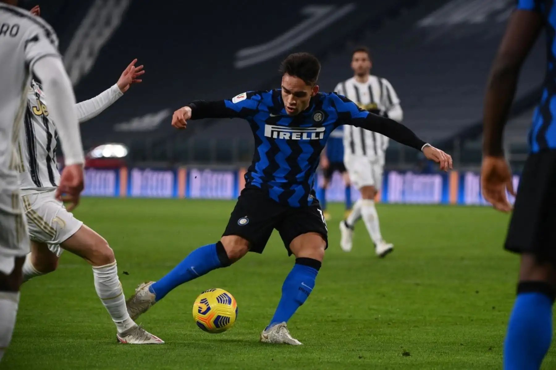 El delantero argentino del Inter de Milán Lautaro Martínez golpea el pie del delantero italiano de la Juventus Federico Bernardeschi mientras intentaba disparar a portería durante la semifinal de la Copa de Italia en el segundo partido de fútbol entre la Juventus de Turín y el Inter de Milán el 9 de febrero de 2021 el estadio de la Juventus en Turín. Foto: AFP