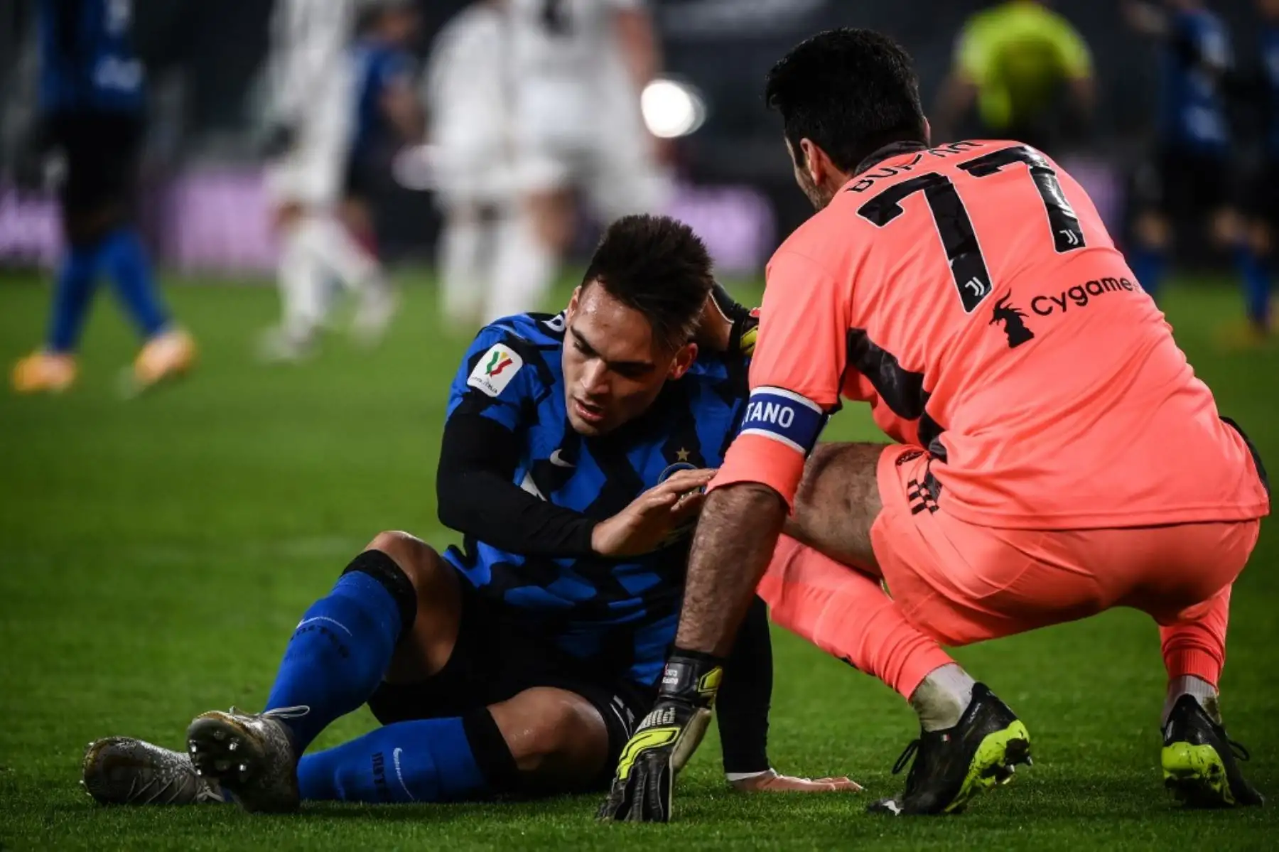 El portero italiano de la Juventus, Gianluigi Buffon, consuela al delantero argentino del Inter de Milán, Lautaro Martínez, después de que se lesionara durante el partido de vuelta de la semifinal de la Copa de Italia entre la Juventus de Turín y el Inter de Milán el 9 de febrero de 2021 en el estadio de la Juventus de Turín. Foto: AFP
