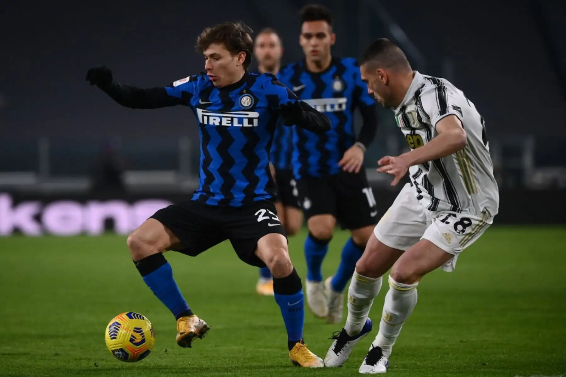 El centrocampista italiano del Inter de Milán Nicolo Barella se enfrenta con el defensor turco de la Juventus Merih Demiral durante el partido de vuelta de la semifinal de la Copa de Italia entre la Juventus de Turín y el Inter de Milán el 9 de febrero de 2021 en el estadio de la Juventus de Turín. Foto: AFP