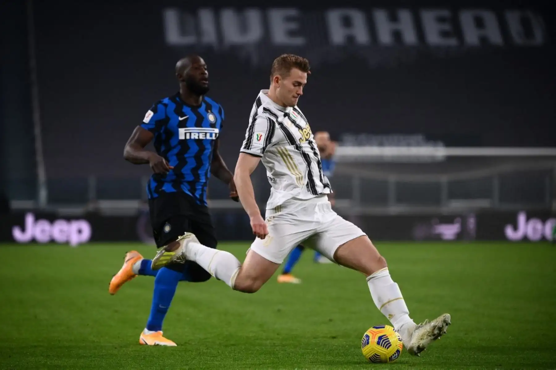El defensor holandés de la Juventus Matthijs De Ligt pasa el balón bajo la presión del delantero belga del Inter de Milán Romelu Lukaku durante el partido de vuelta de la semifinal de la Copa de Italia entre la Juventus de Turín y el Inter de Milán el 9 de febrero de 2021 en el estadio de la Juventus de Turín. Foto: AFP